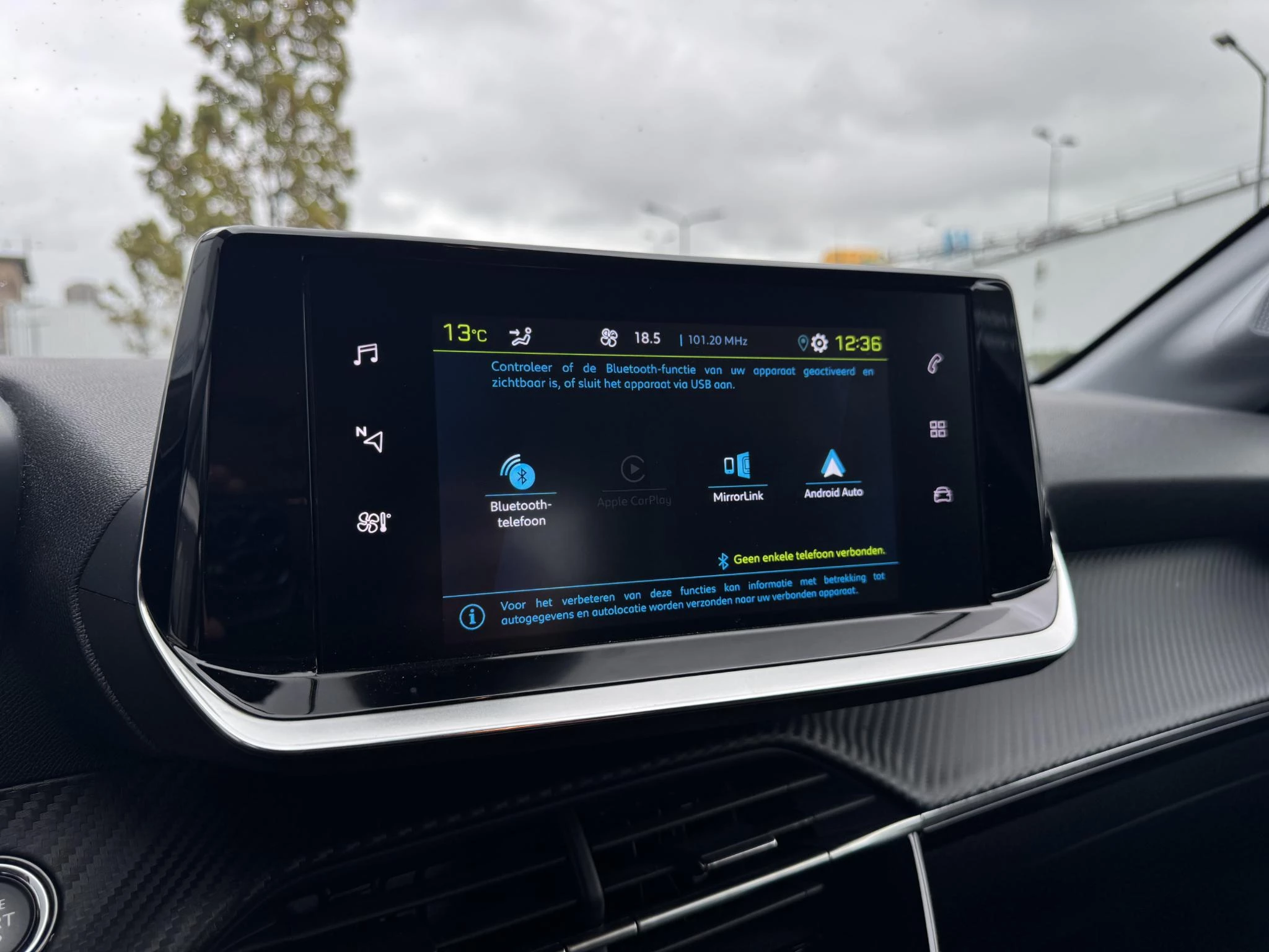 Peugeot-e-208-image-23