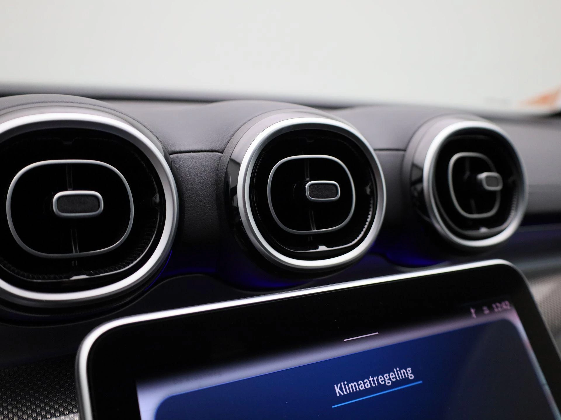 Mercedes-Benz-C-Klasse-image-29