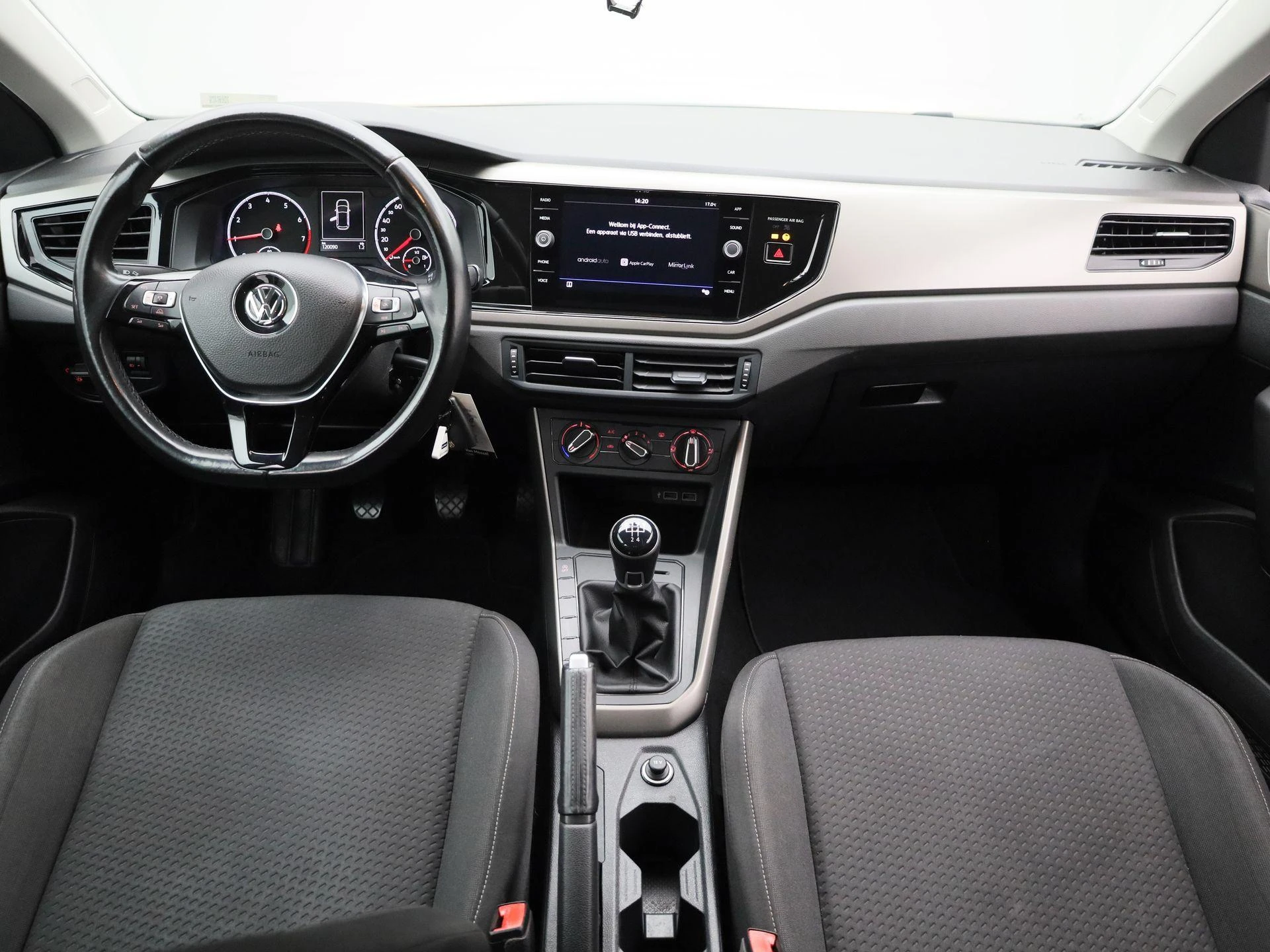 Volkswagen-Polo-image-7