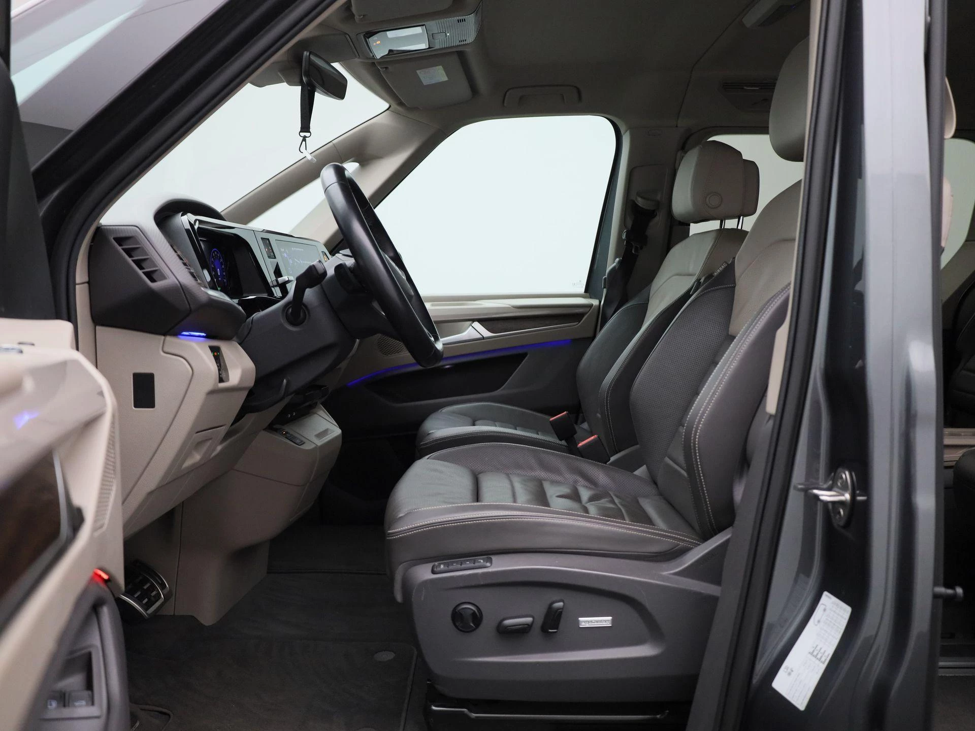 Volkswagen-Multivan-image-10