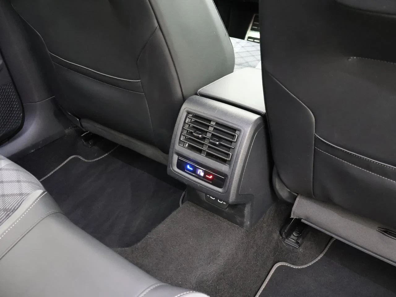 Volkswagen-Golf-image-26