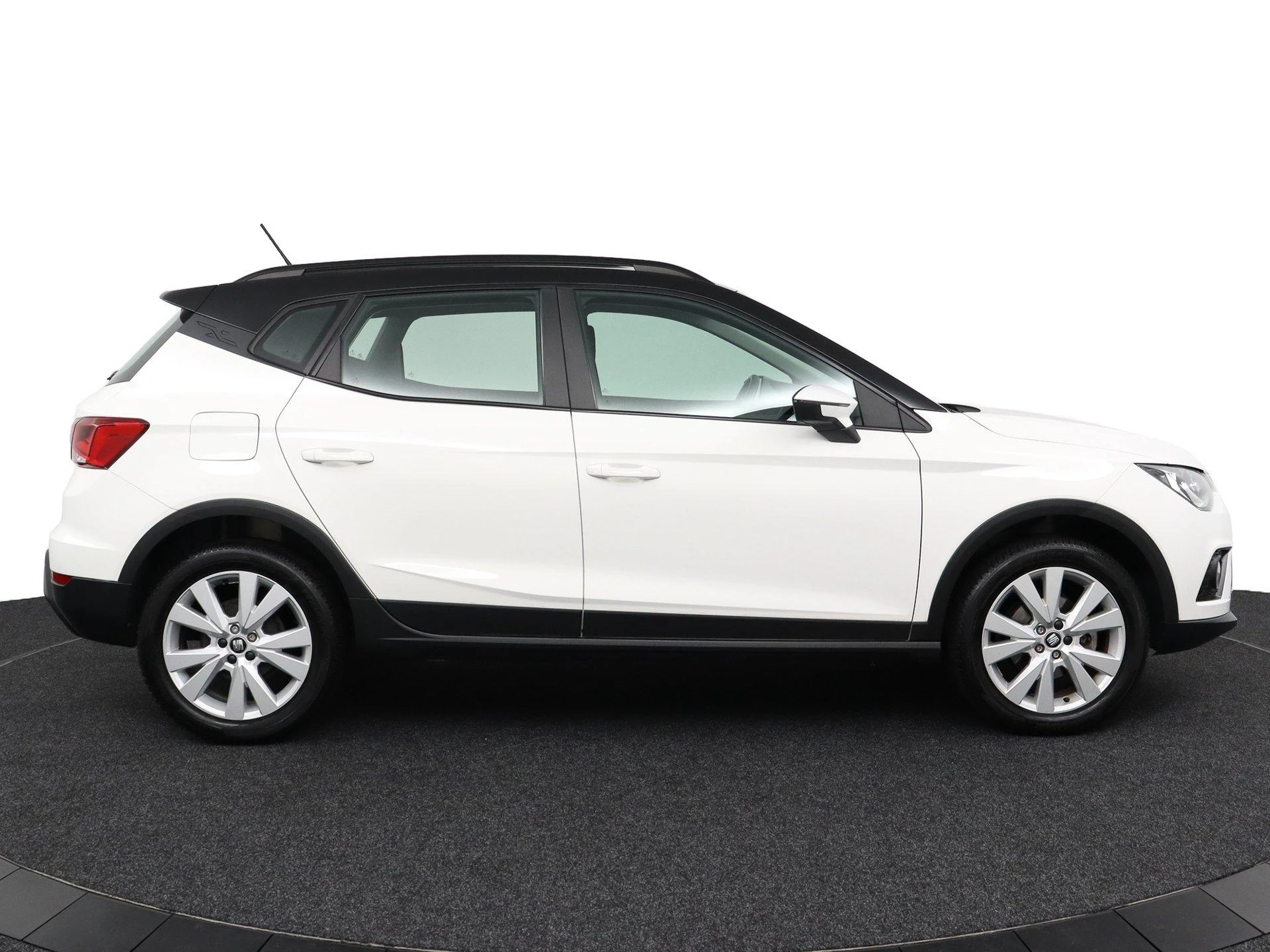 SEAT-Arona-image-4