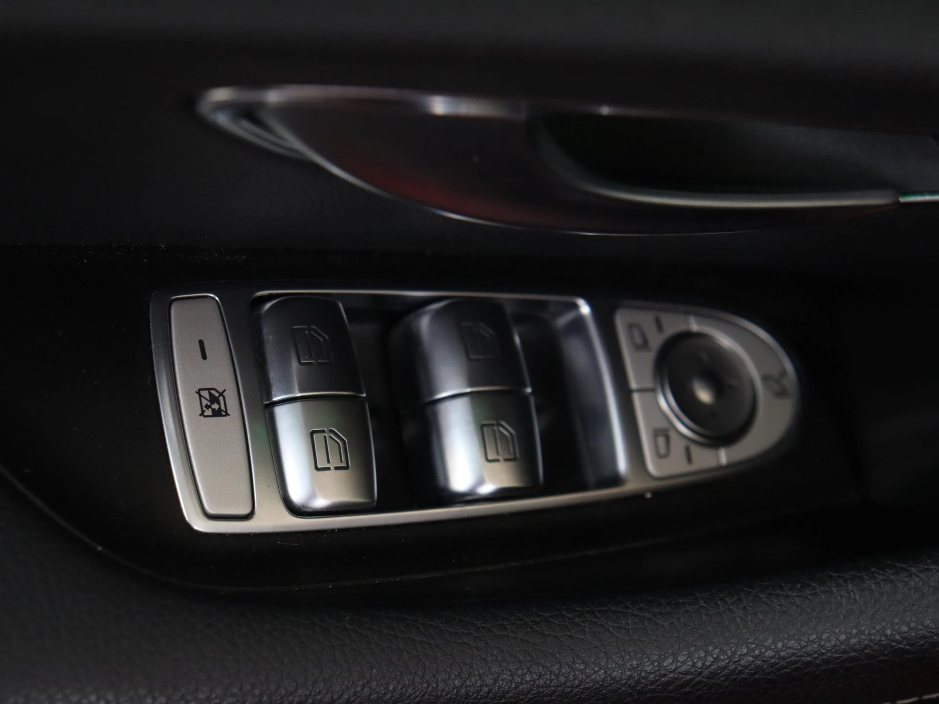 Mercedes-Benz-E-Klasse-image-25