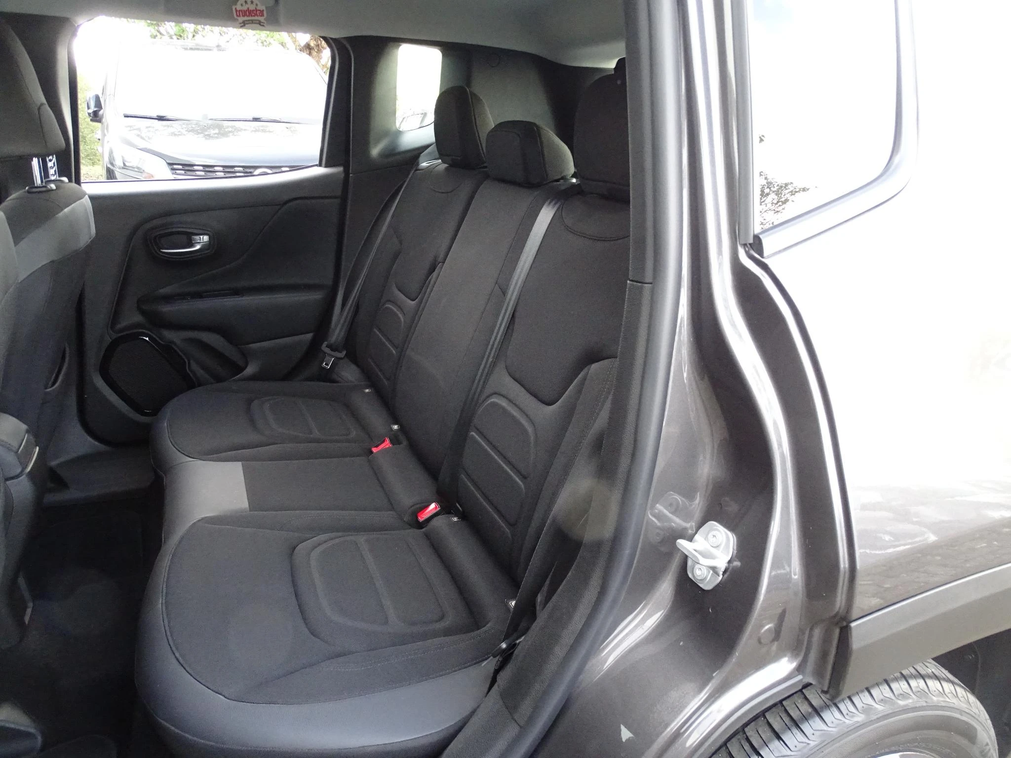 Jeep-Renegade-image-16