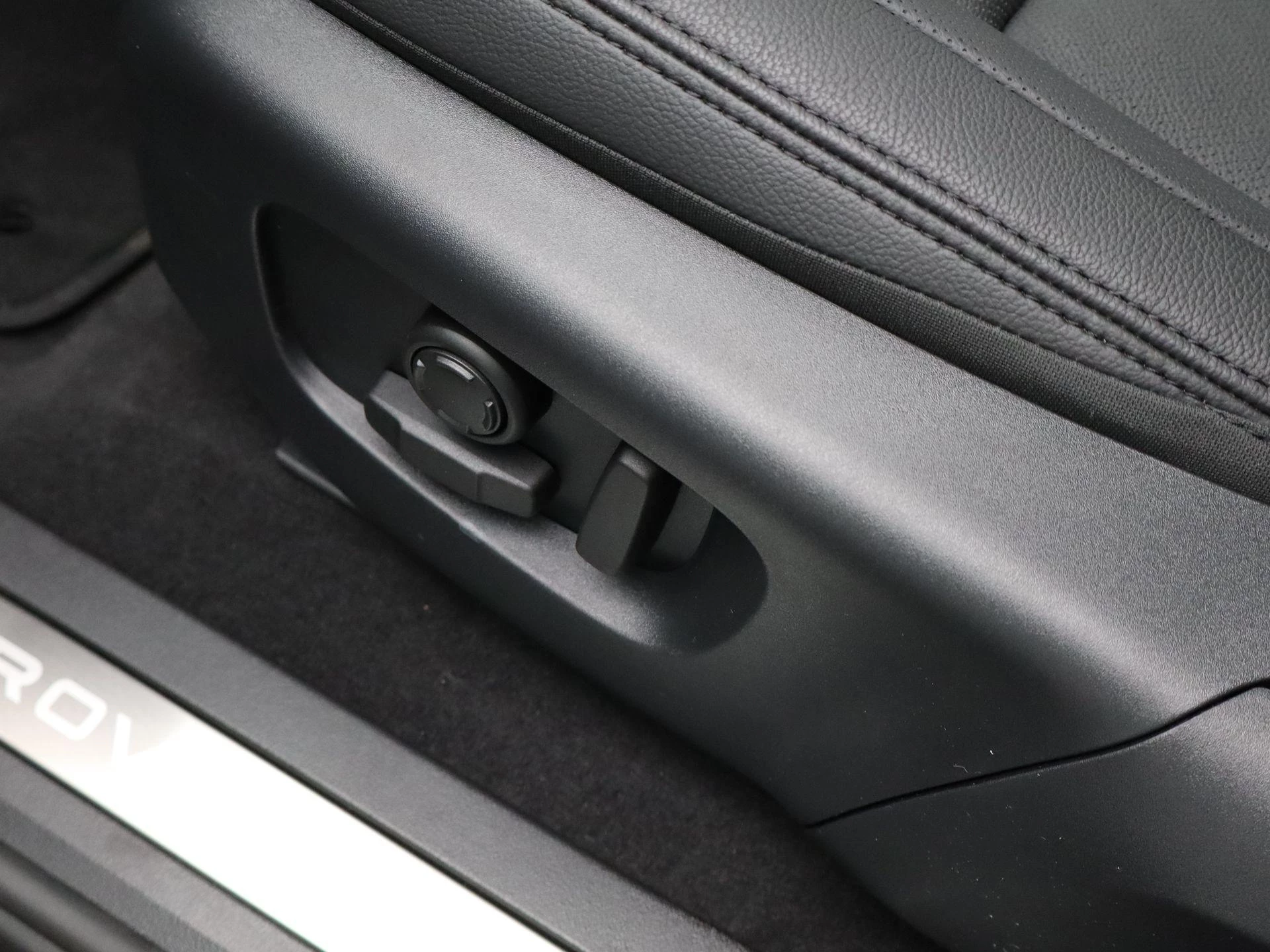 Land Rover-Range Rover Evoque-image-28