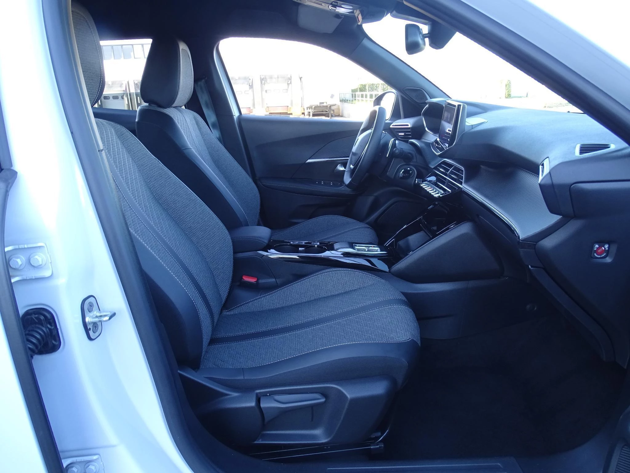 Peugeot 2008 1.2 HYBRID 145 e-DSC6 Allure