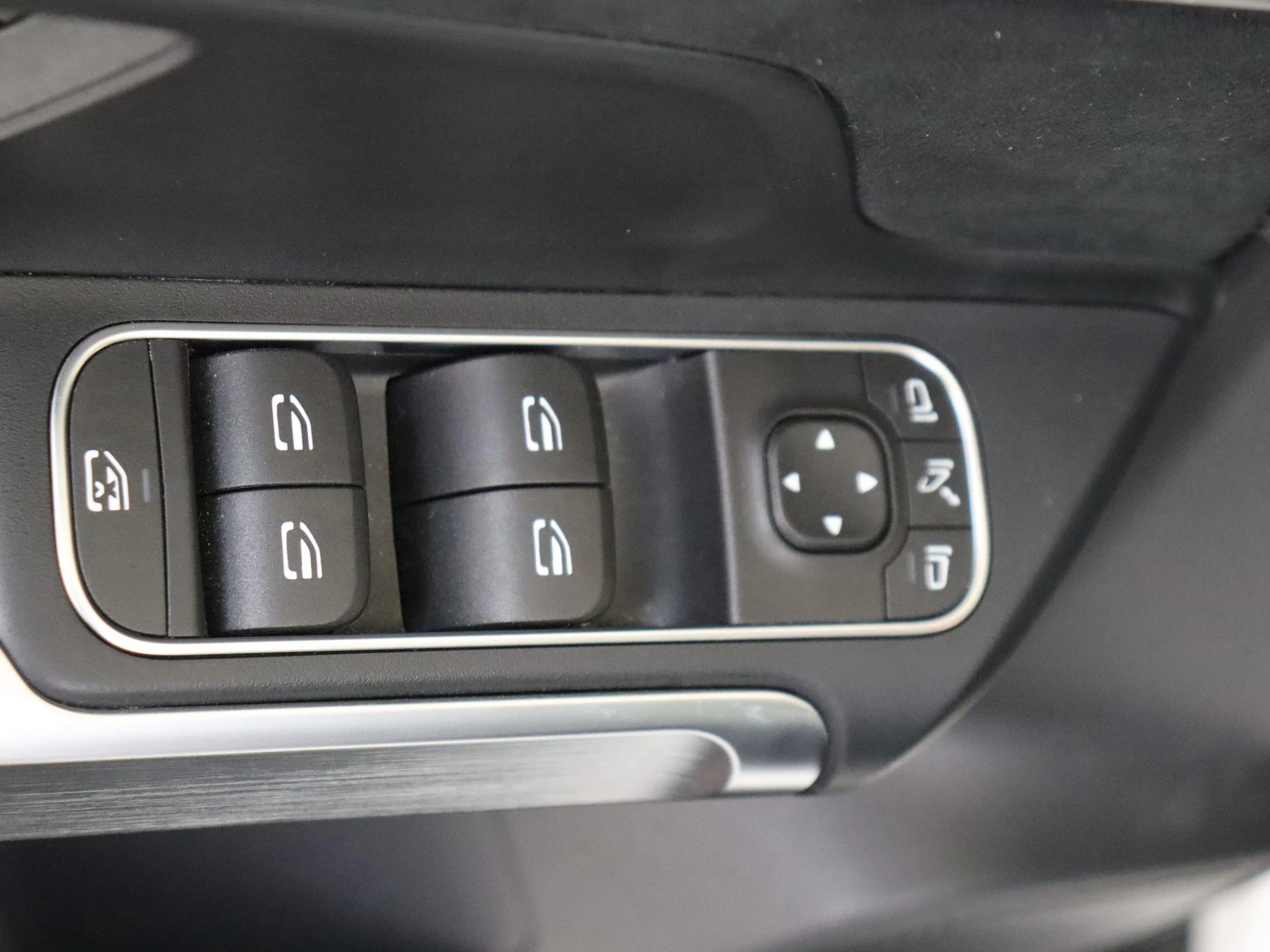 Mercedes-Benz-EQB-image-24