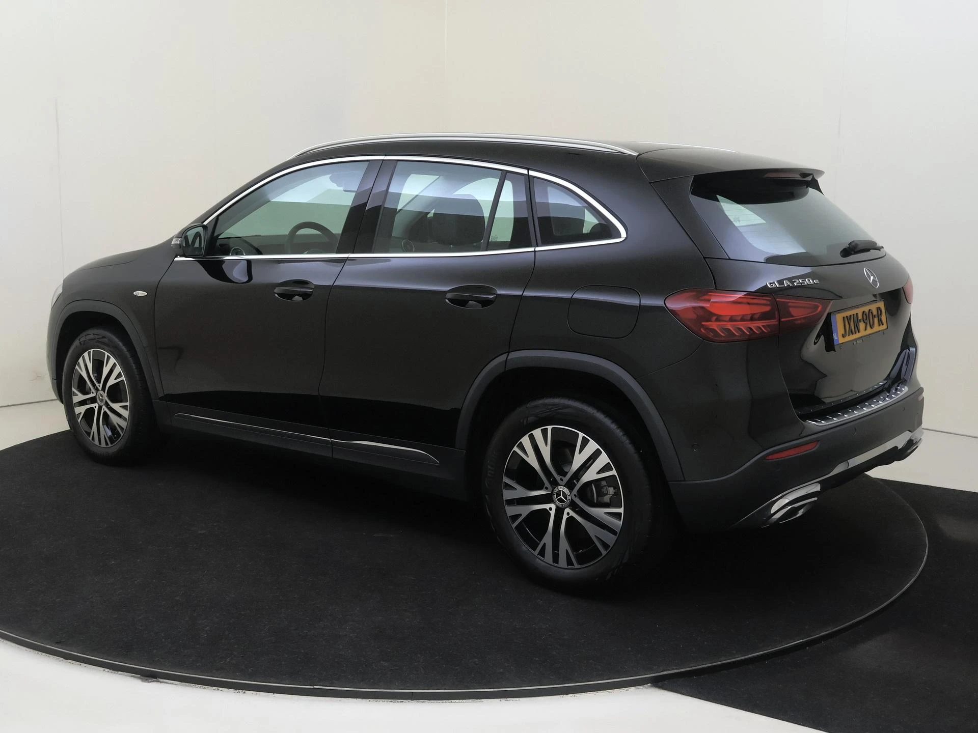 Mercedes-Benz-GLA-image-2