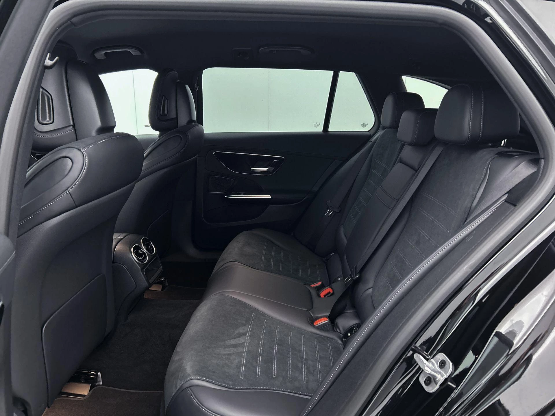 Mercedes-Benz-C-Klasse-image-11