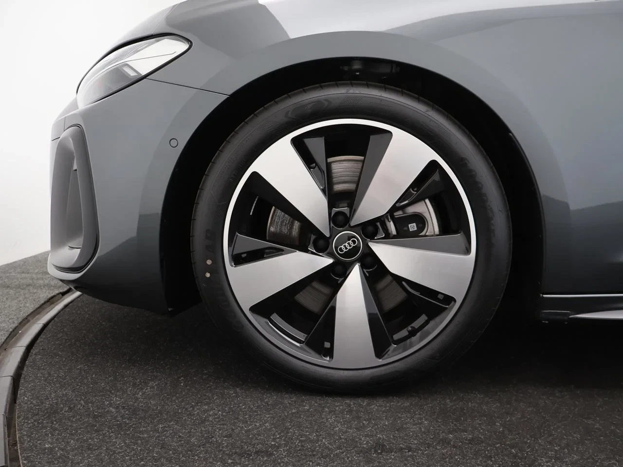 Audi A5 e-hybrid (PHEV) A5 e-hybrid 2.0TFSI Quattro Corporate S 299PK *DEMO*
