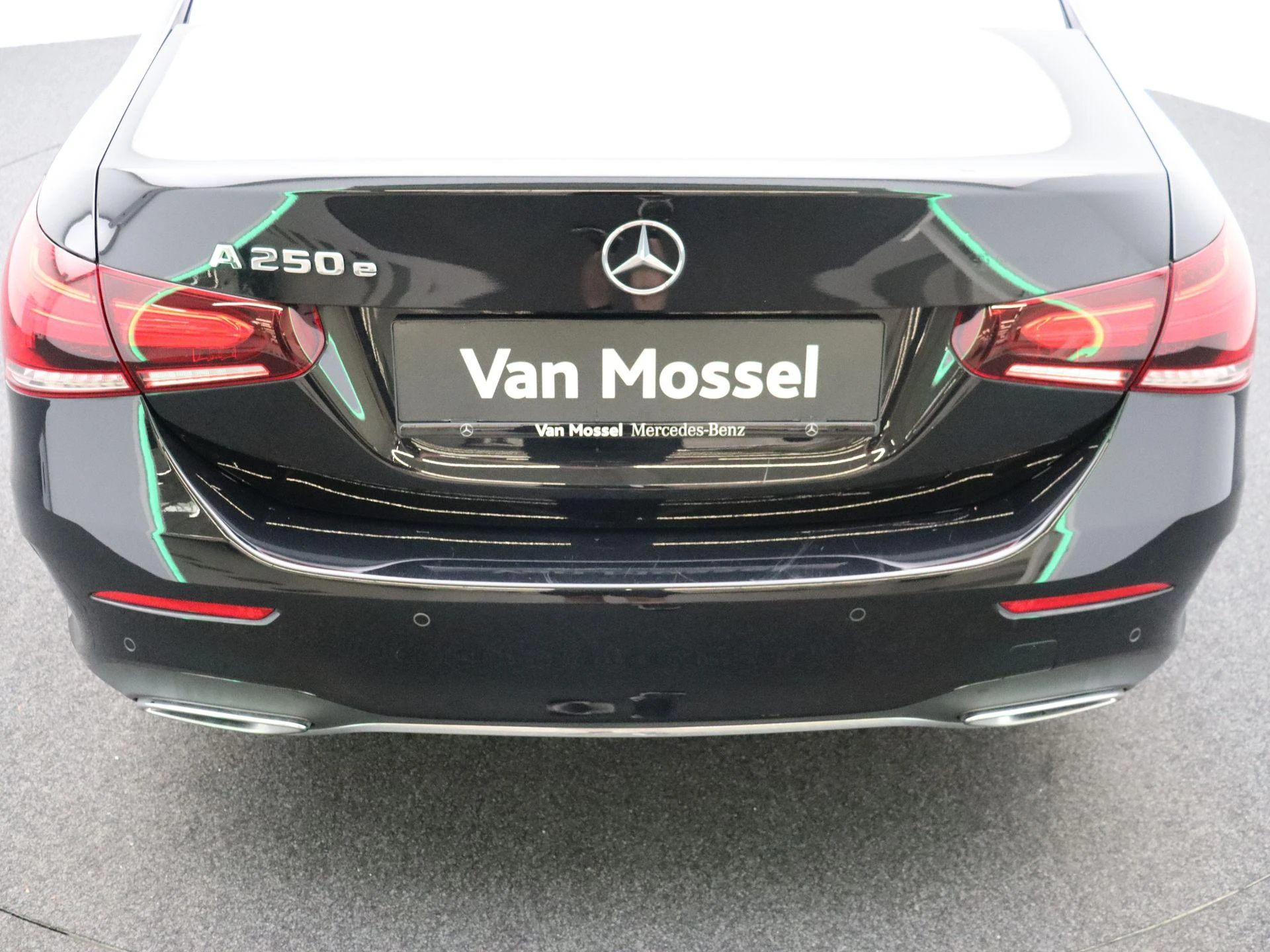 Mercedes-Benz A-Klasse 250 e Sedan AMG Line + PANO DAK + MULTIBEAM LED + CARPLAY +