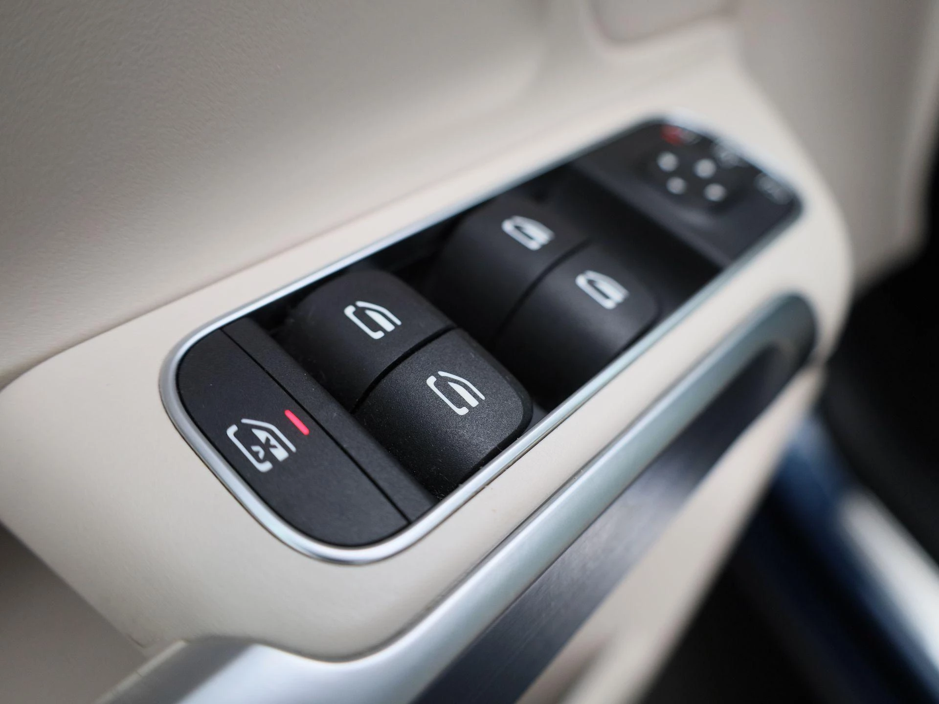 Mercedes-Benz GLB 200 LUXURY LINE + LEDER + PANO + 7-ZIT + CARPLAY +