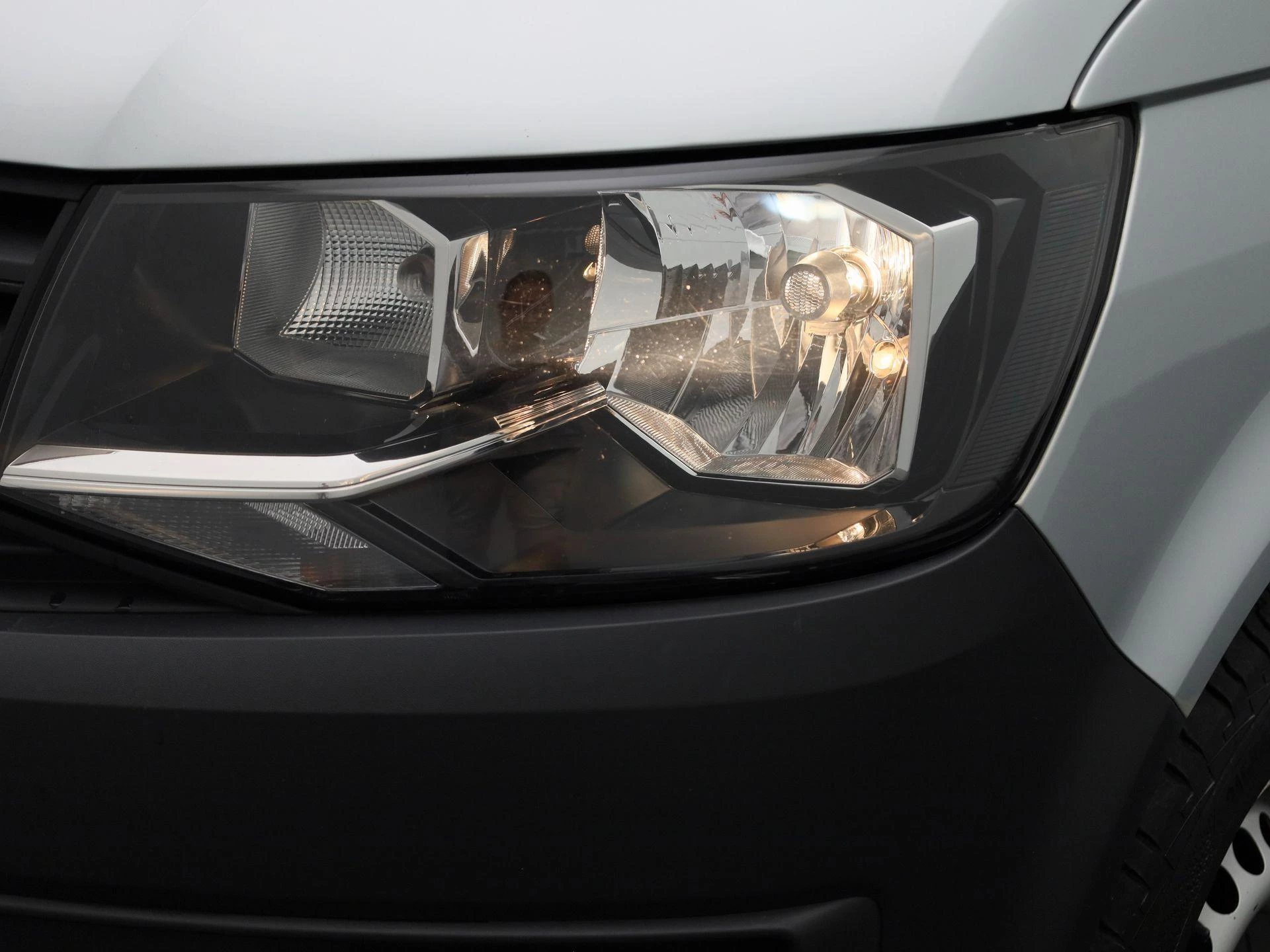 Volkswagen-Transporter-image-9