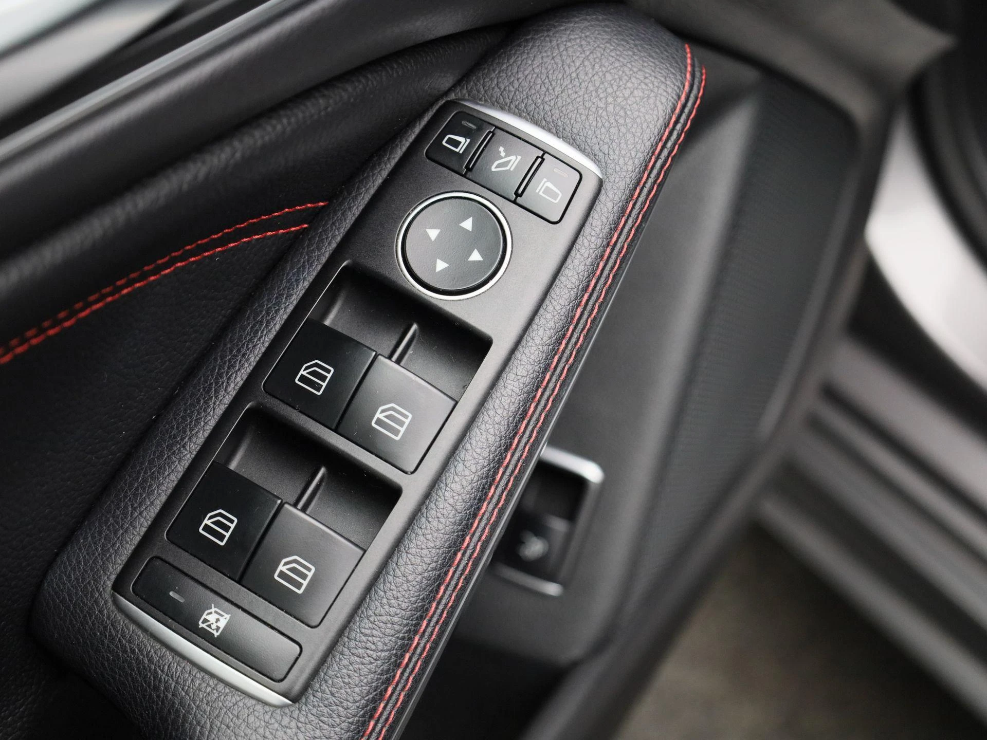 Mercedes-Benz-CLA-image-32