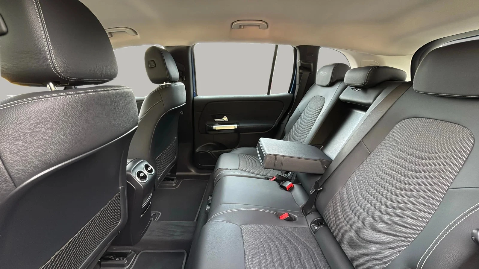 Mercedes-Benz-EQB-image-12