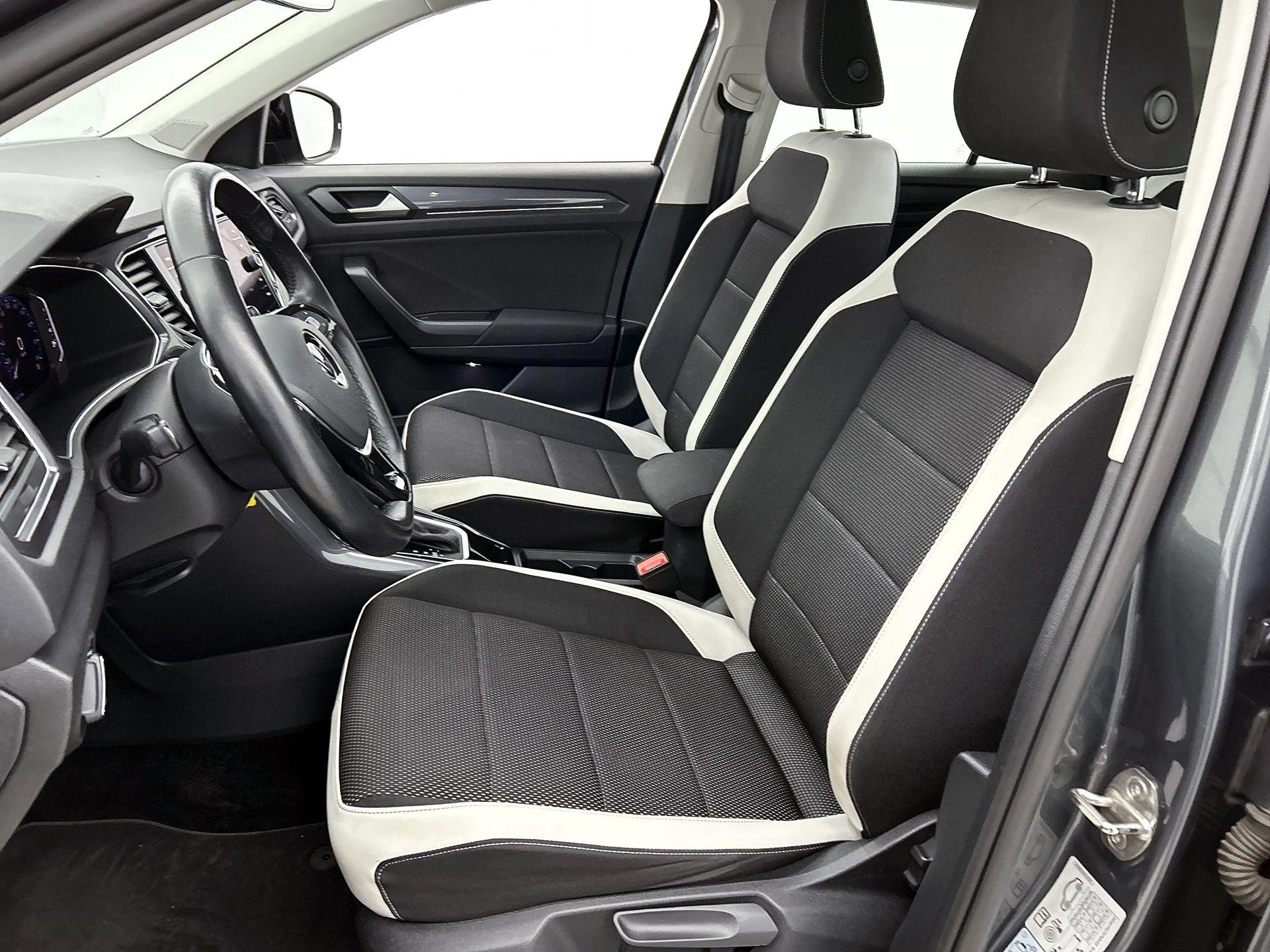 Volkswagen-T-Roc-image-36