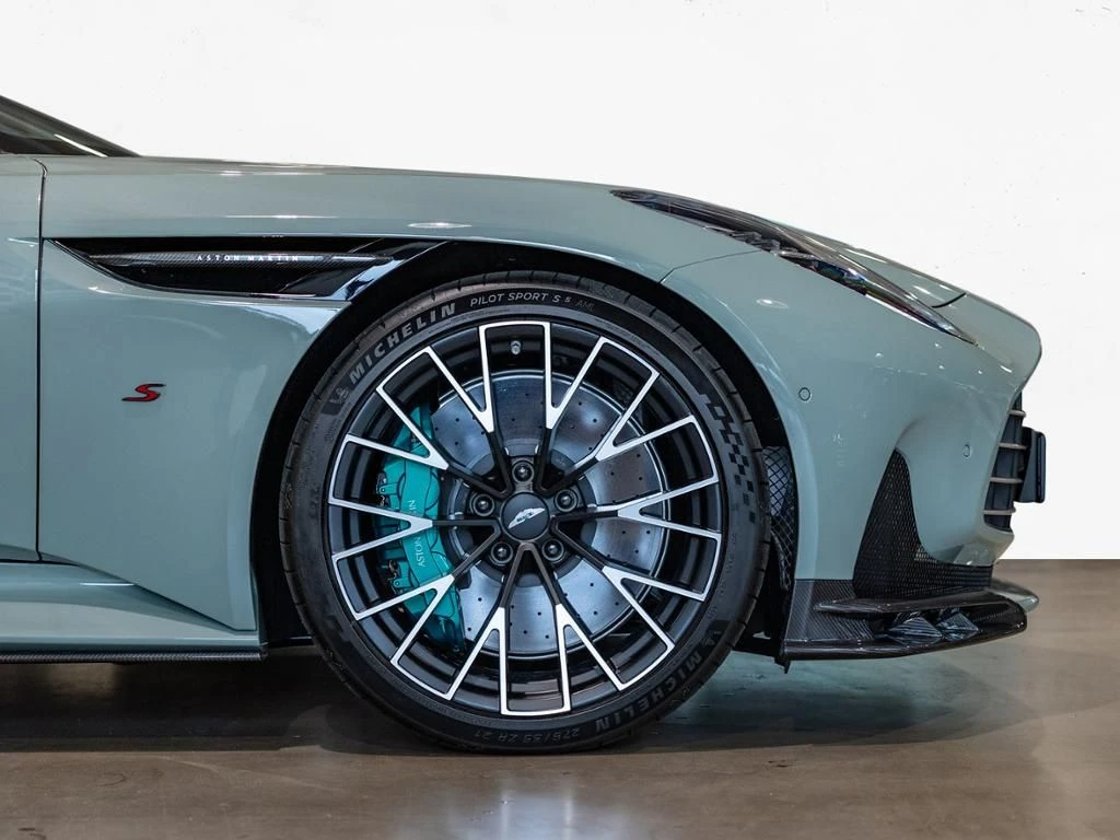 Aston Martin-DB12-image-5