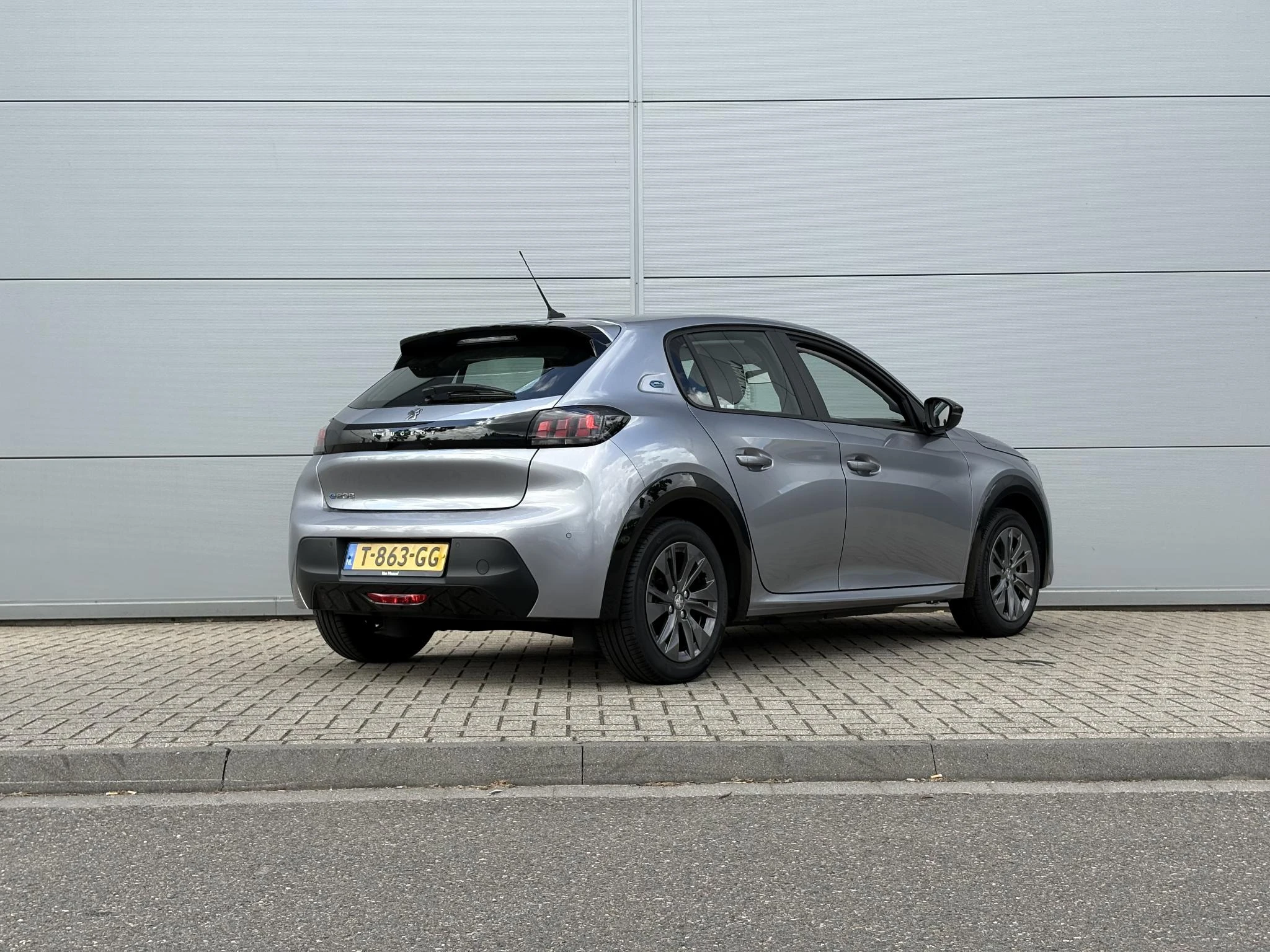 Peugeot-e-208-image-5