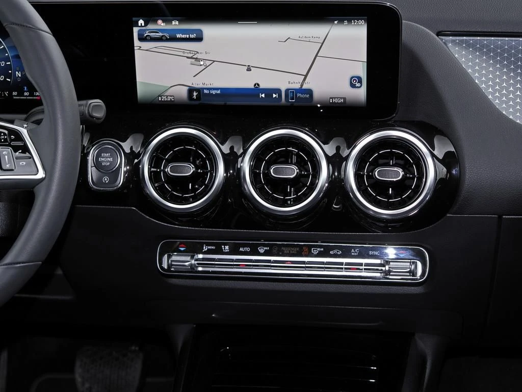 Mercedes-Benz-GLA 200 d-image-11