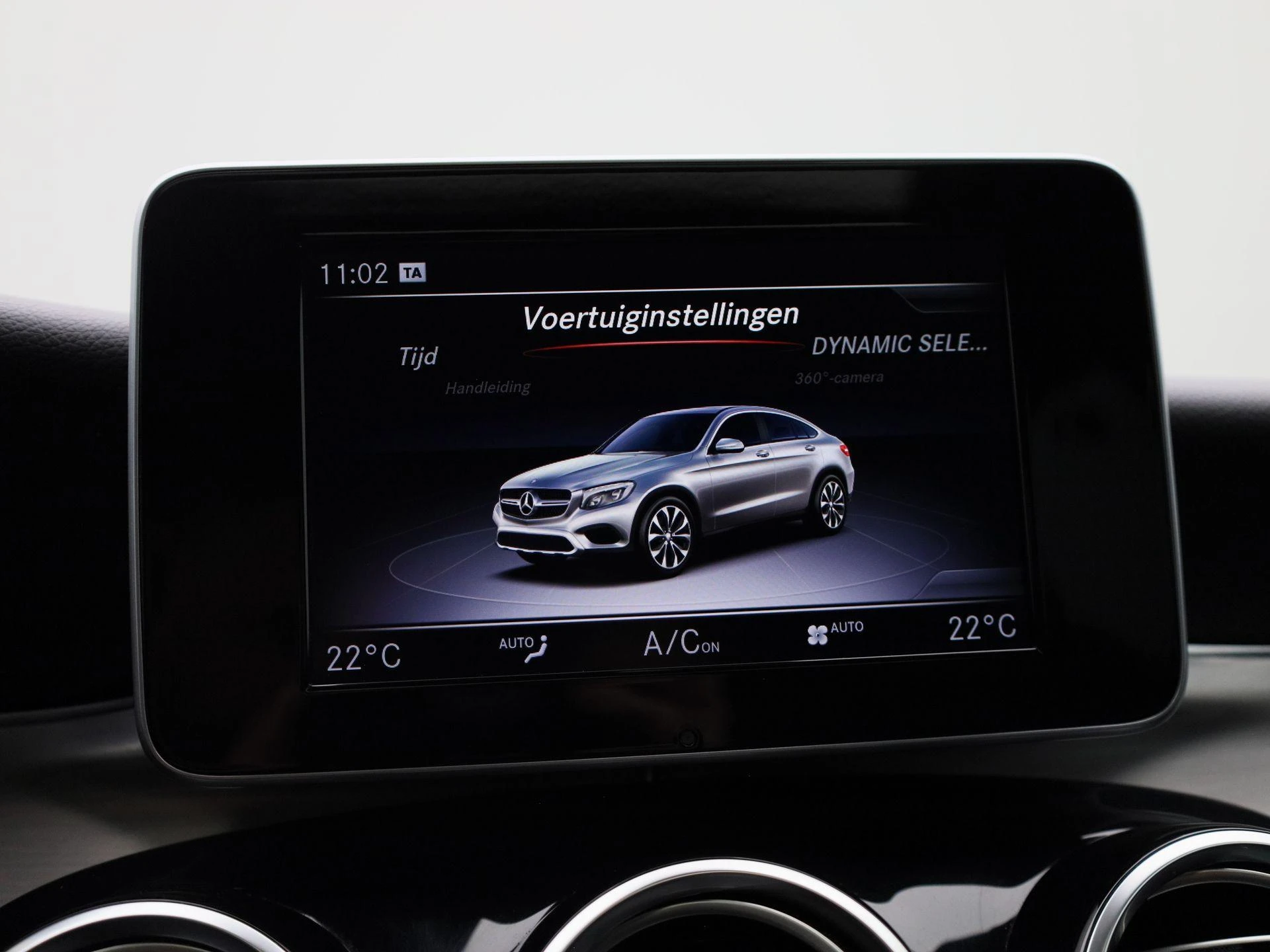 Mercedes-Benz-GLC-image-25