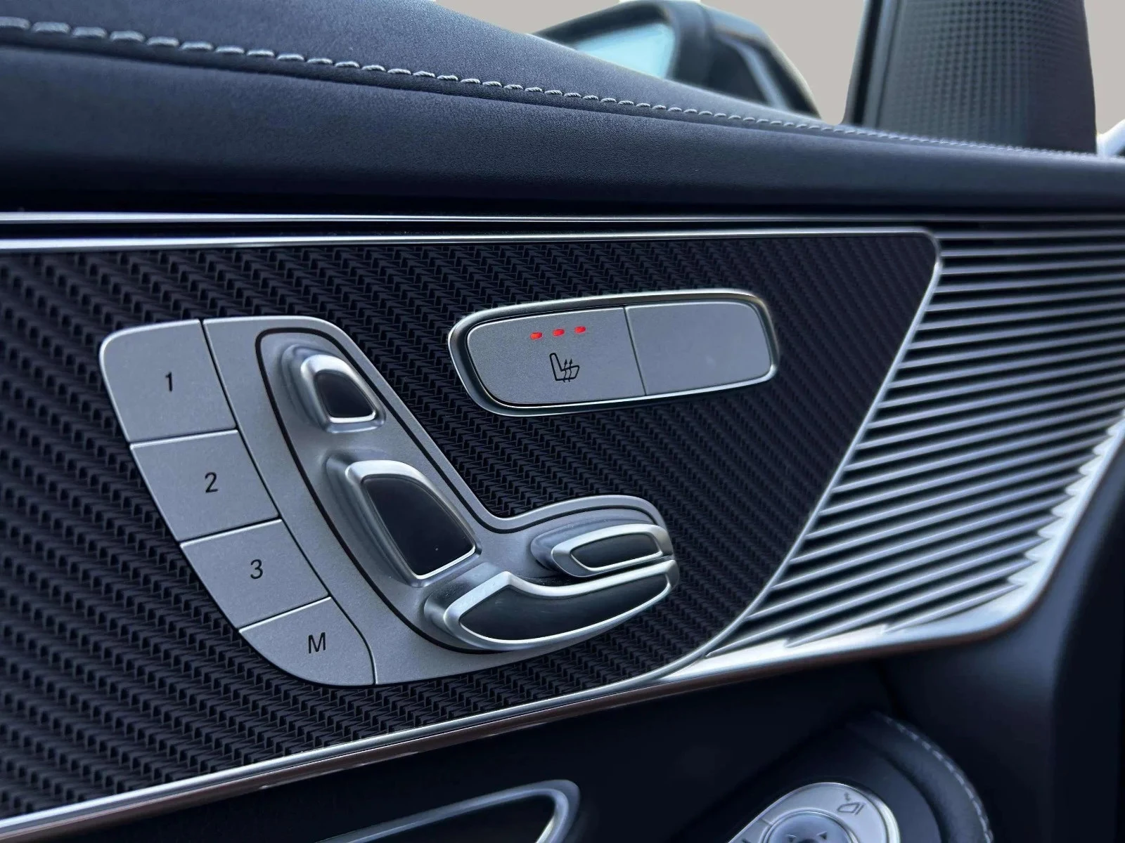 Mercedes-Benz-EQC-image-12