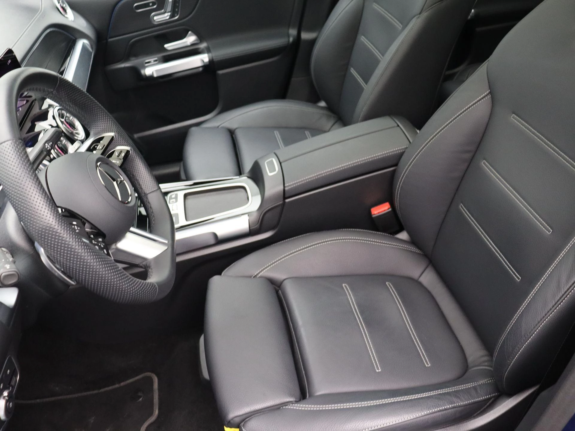 Mercedes-Benz EQB 250+ STAR EDITION + LEDER + 7-ZIT + BURMESTER + PANO DAK + CARPLAY +