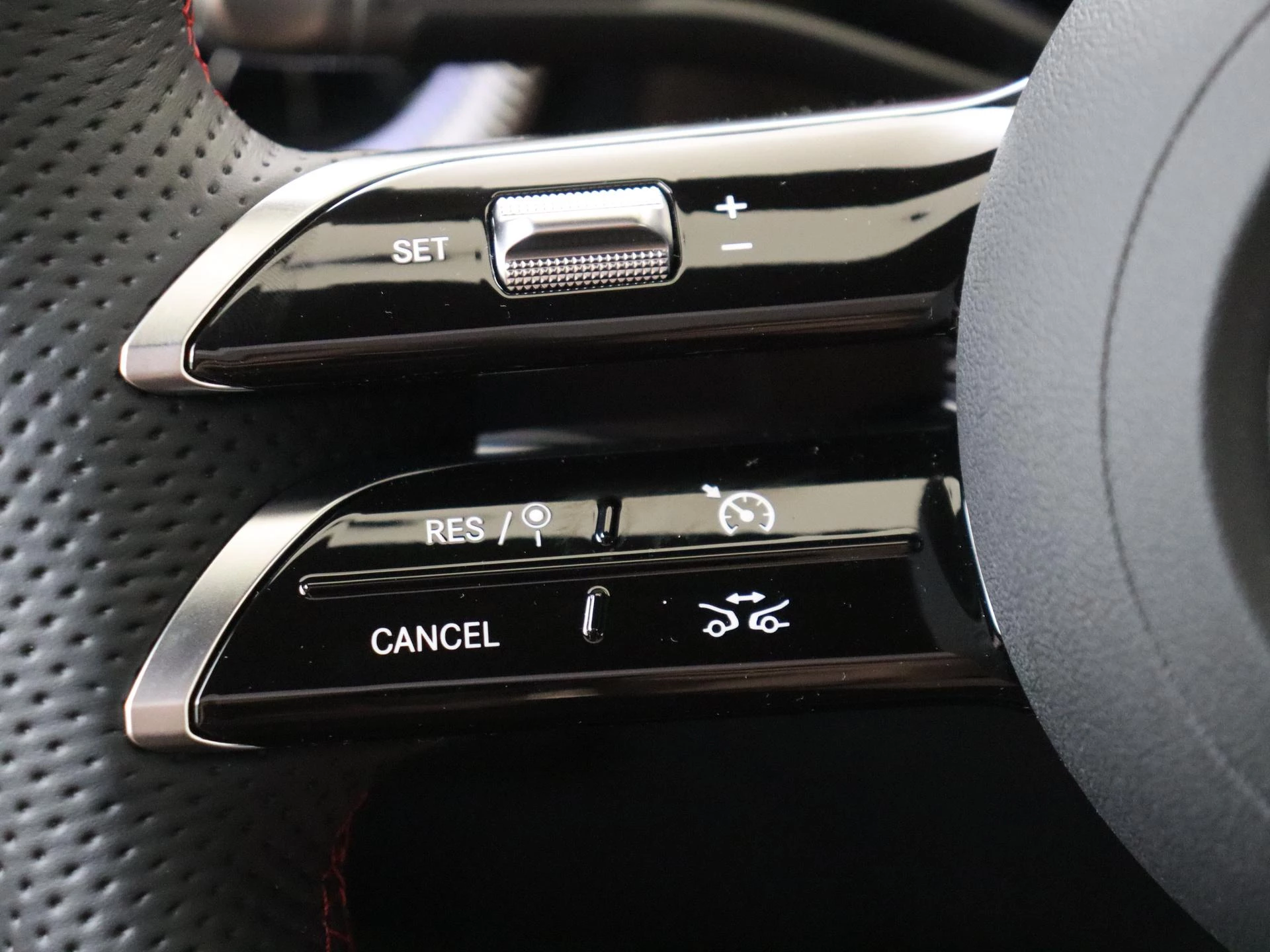 Mercedes-Benz-CLA-image-12