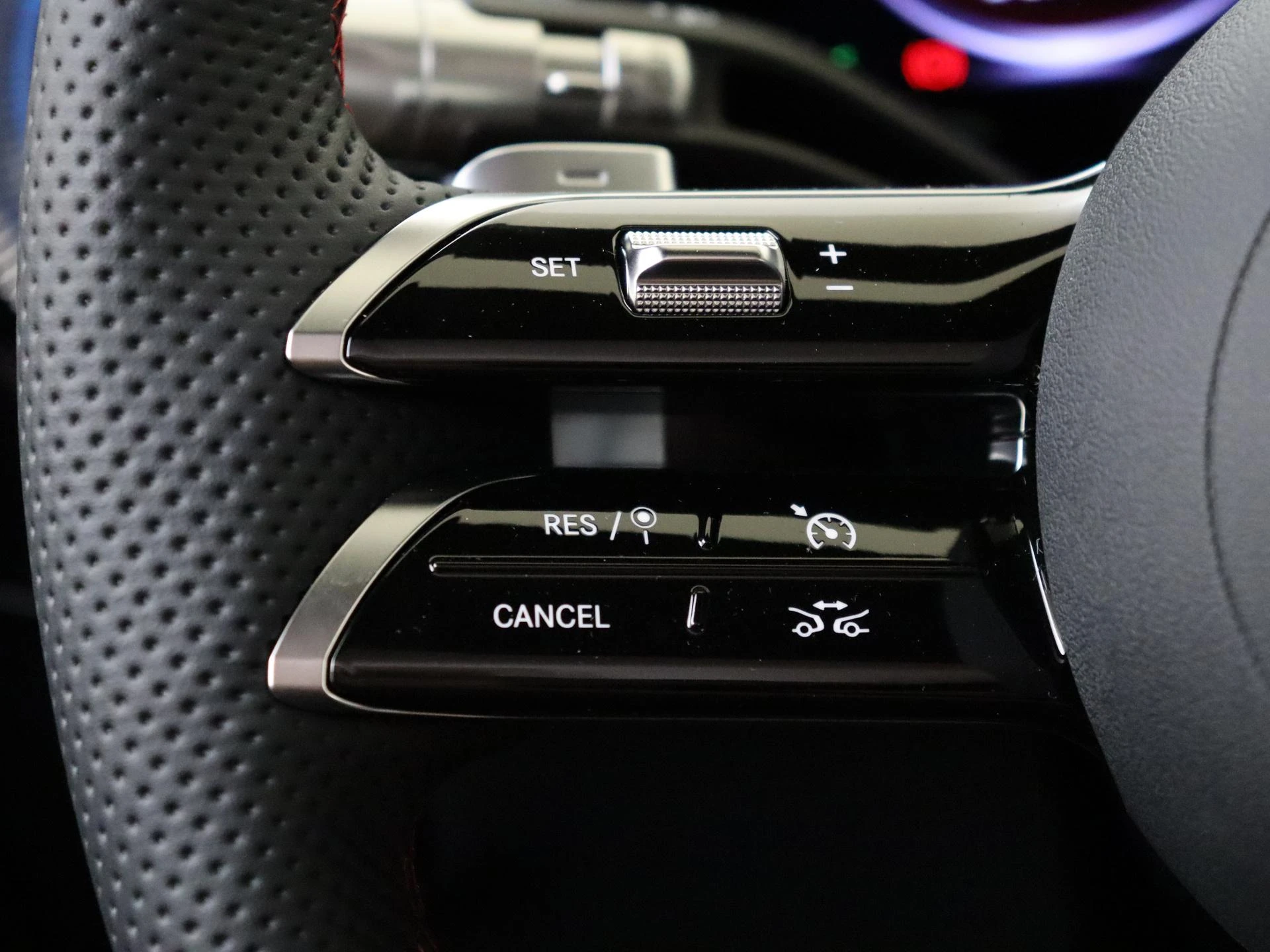 Mercedes-Benz-GLB-image-11