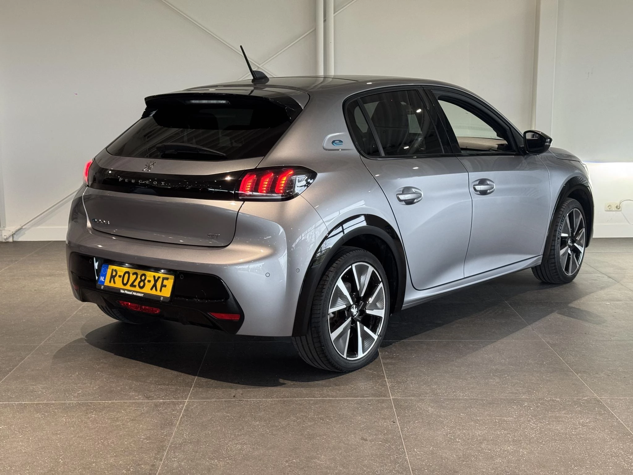 Peugeot-e-208-image-6