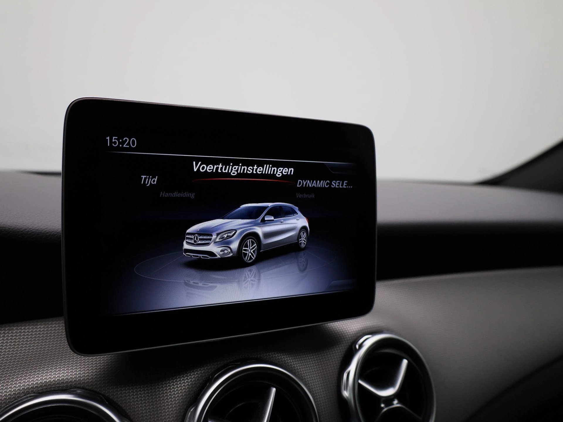Mercedes-Benz-GLA-image-28