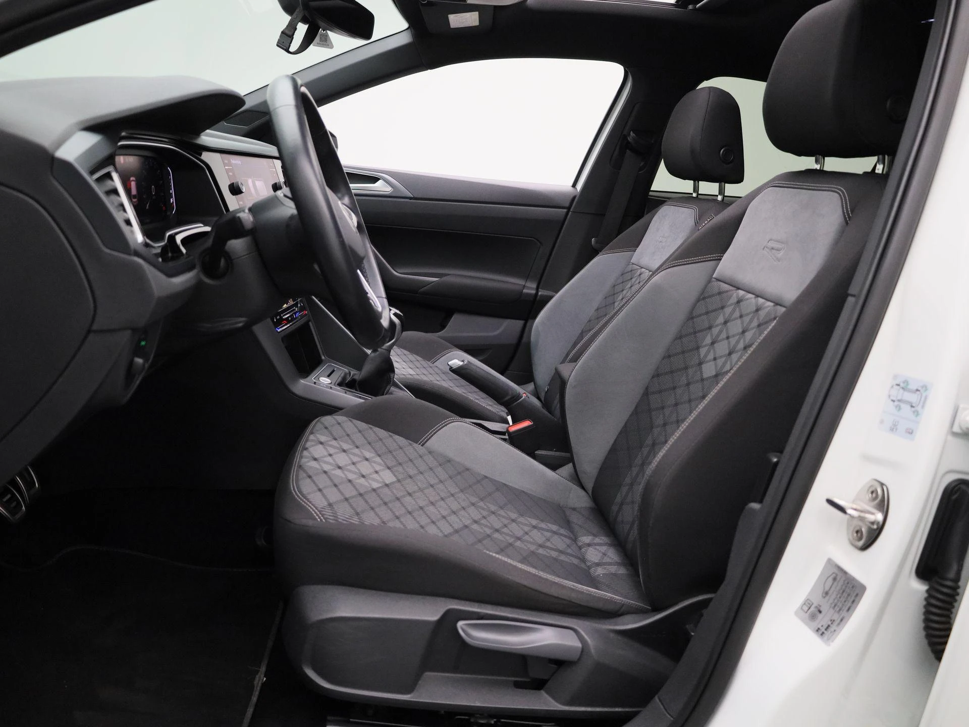 Volkswagen-Polo-image-9