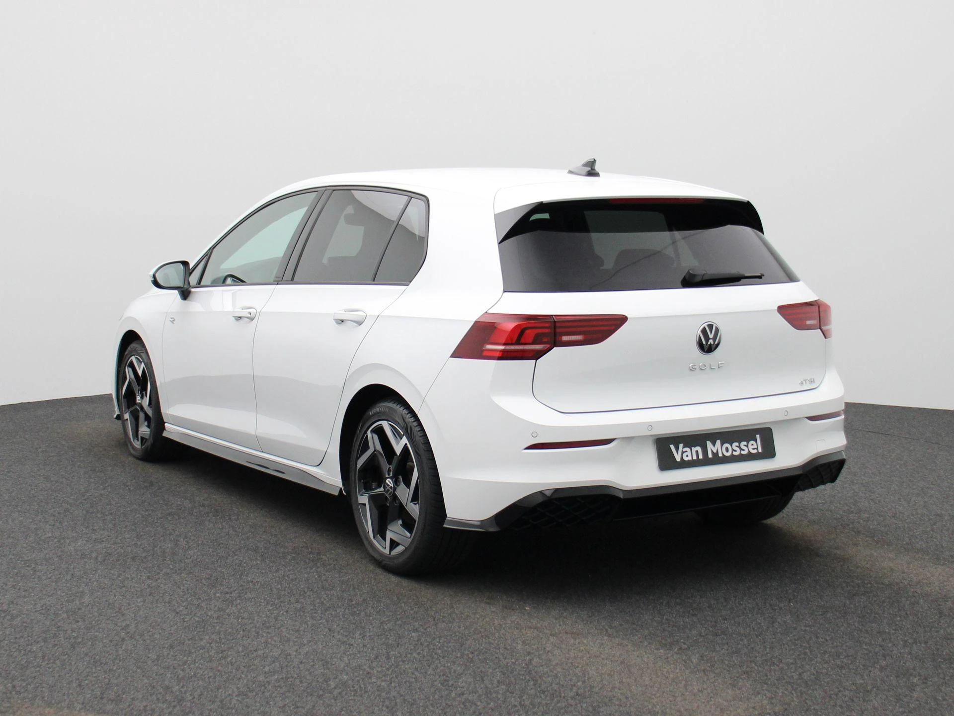 Volkswagen-Golf-image-1