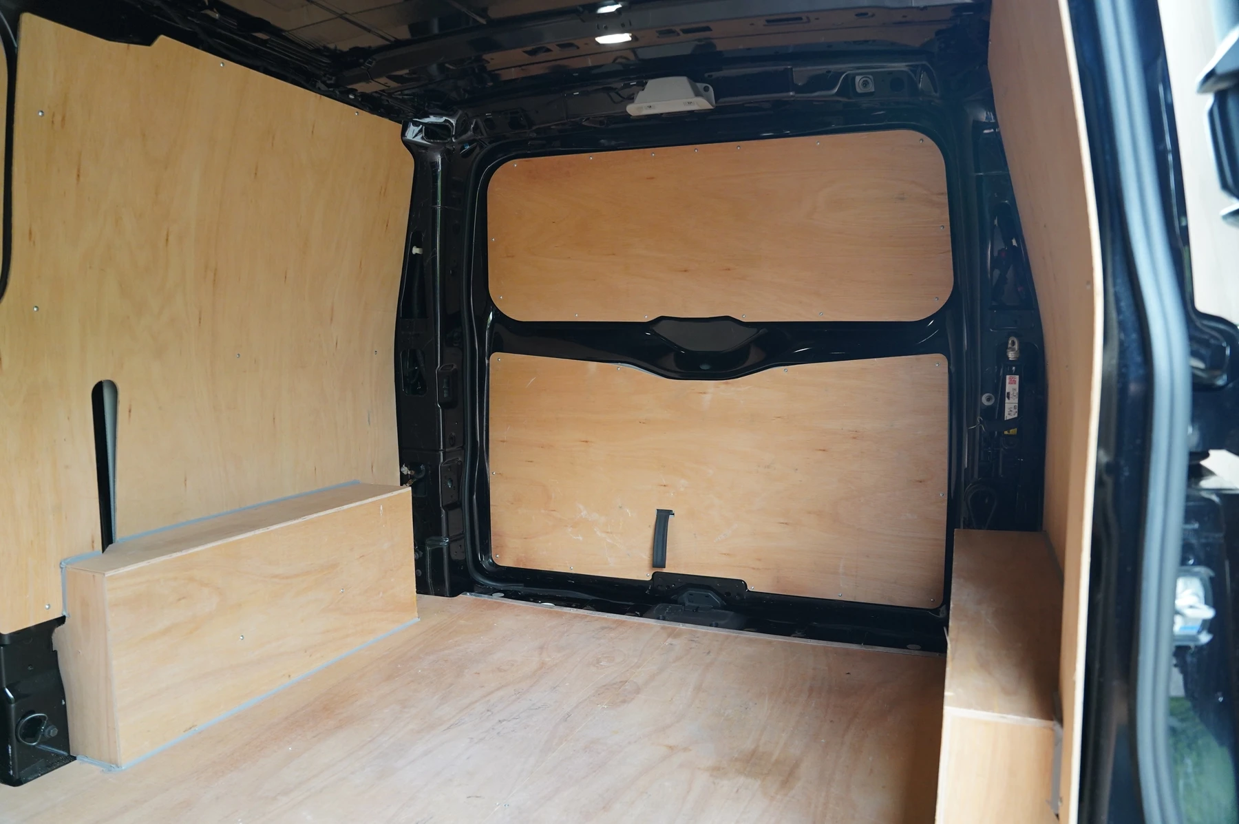 Volkswagen-Transporter-image-28