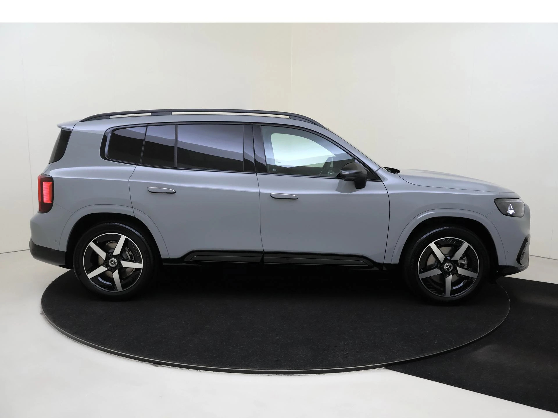 Mercedes-Benz-GLB-image-8
