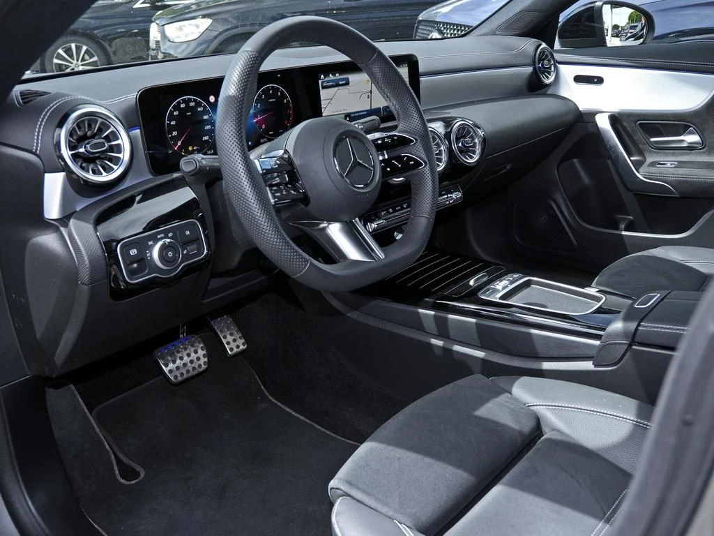 Mercedes-Benz-CLA 200-image-8
