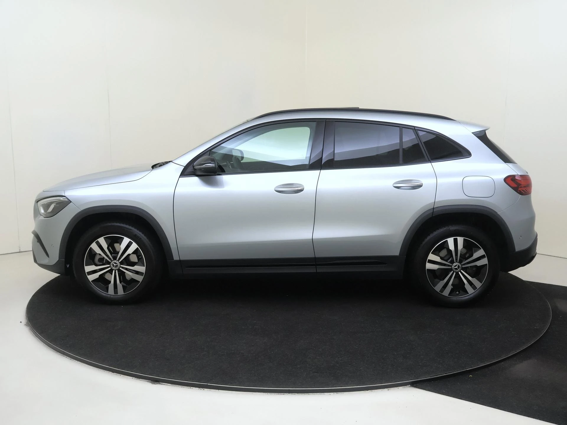 Mercedes-Benz-GLA-image-7