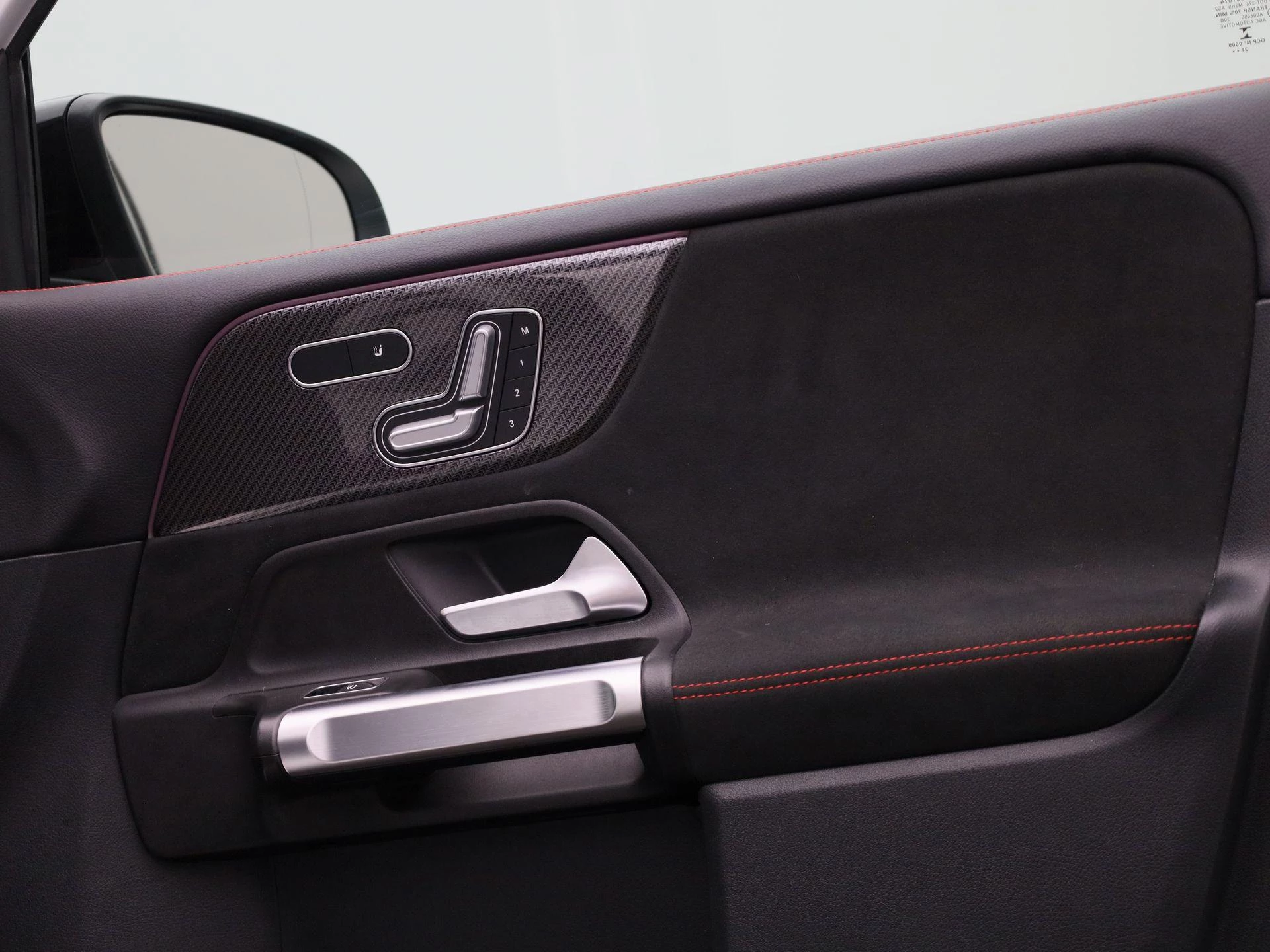 Mercedes-Benz-GLB-image-38