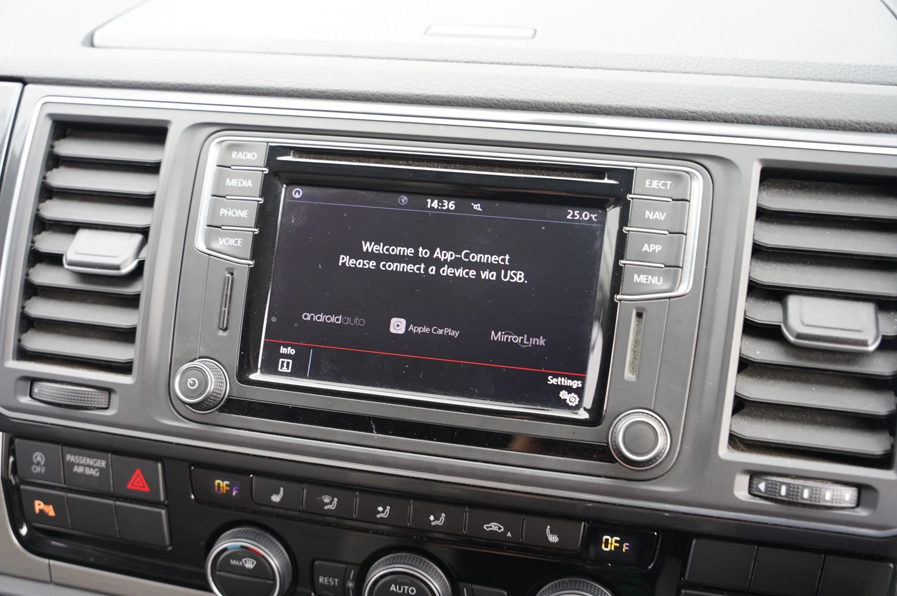 Volkswagen-California-image-25