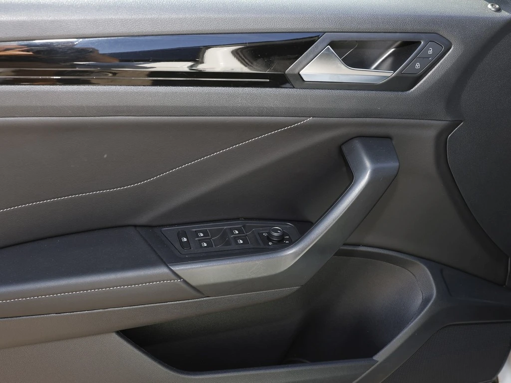Volkswagen-T-Roc-image-15