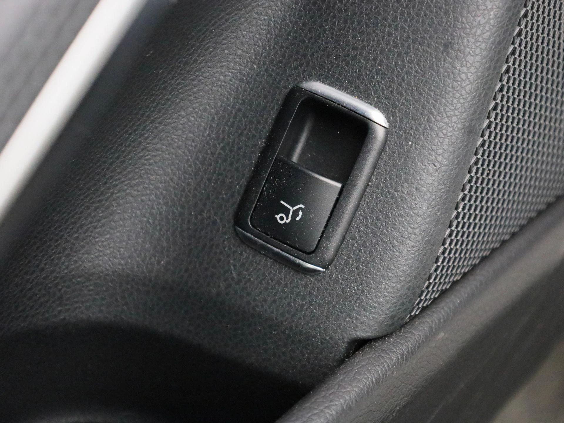 Mercedes-Benz-GLA-image-31