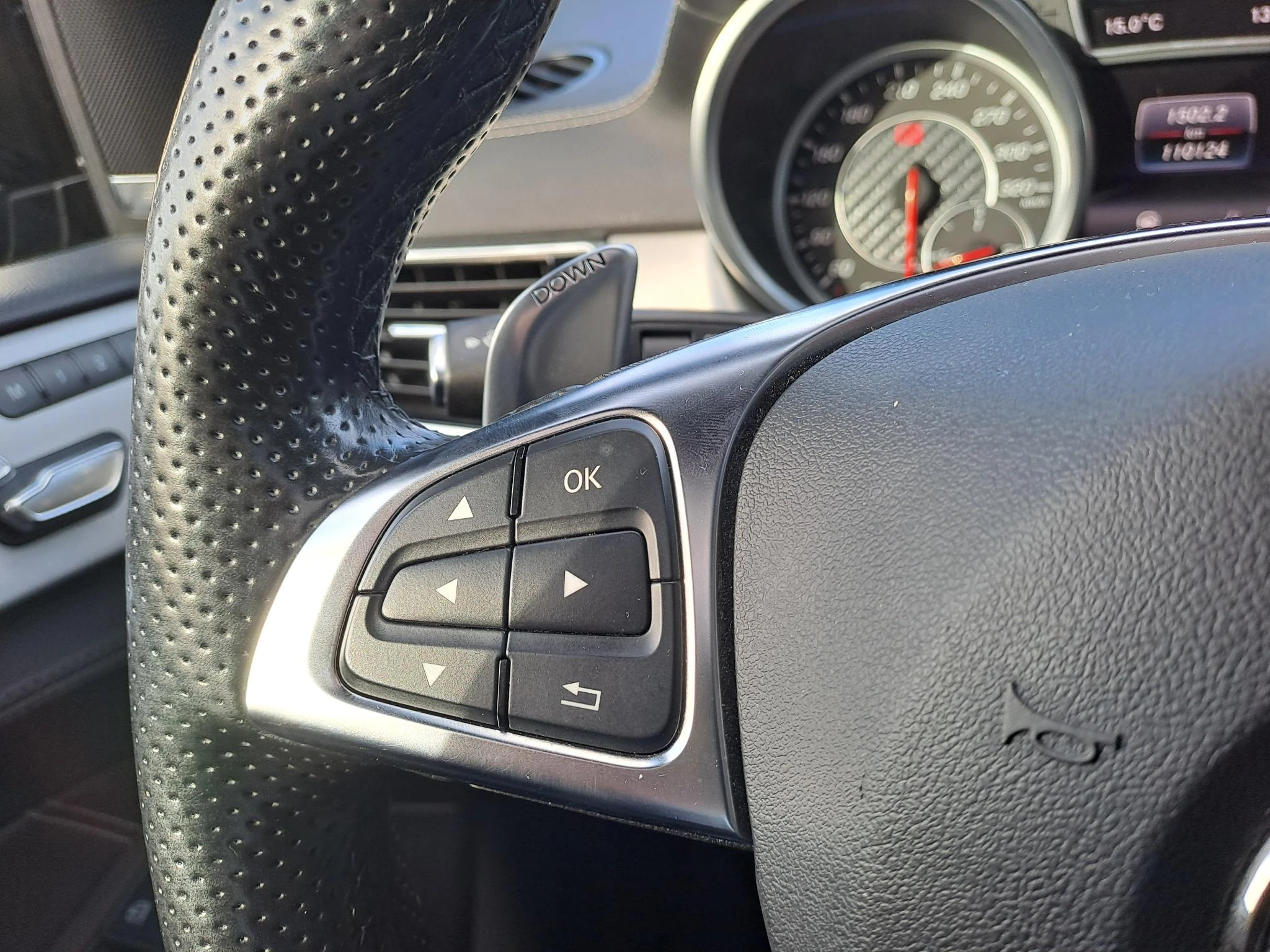 Mercedes-Benz-GLE-image-25