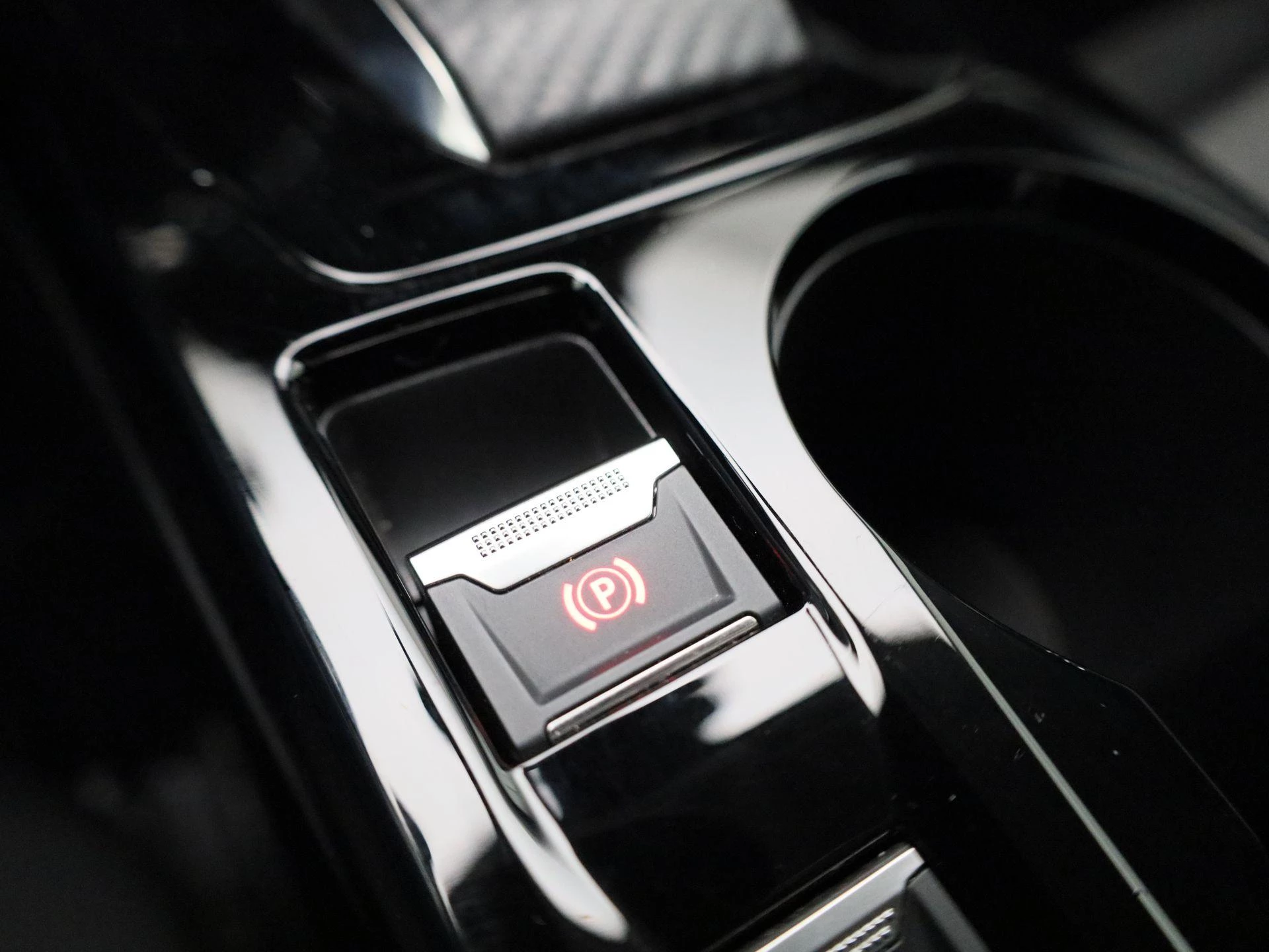 Peugeot-e-208-image-30