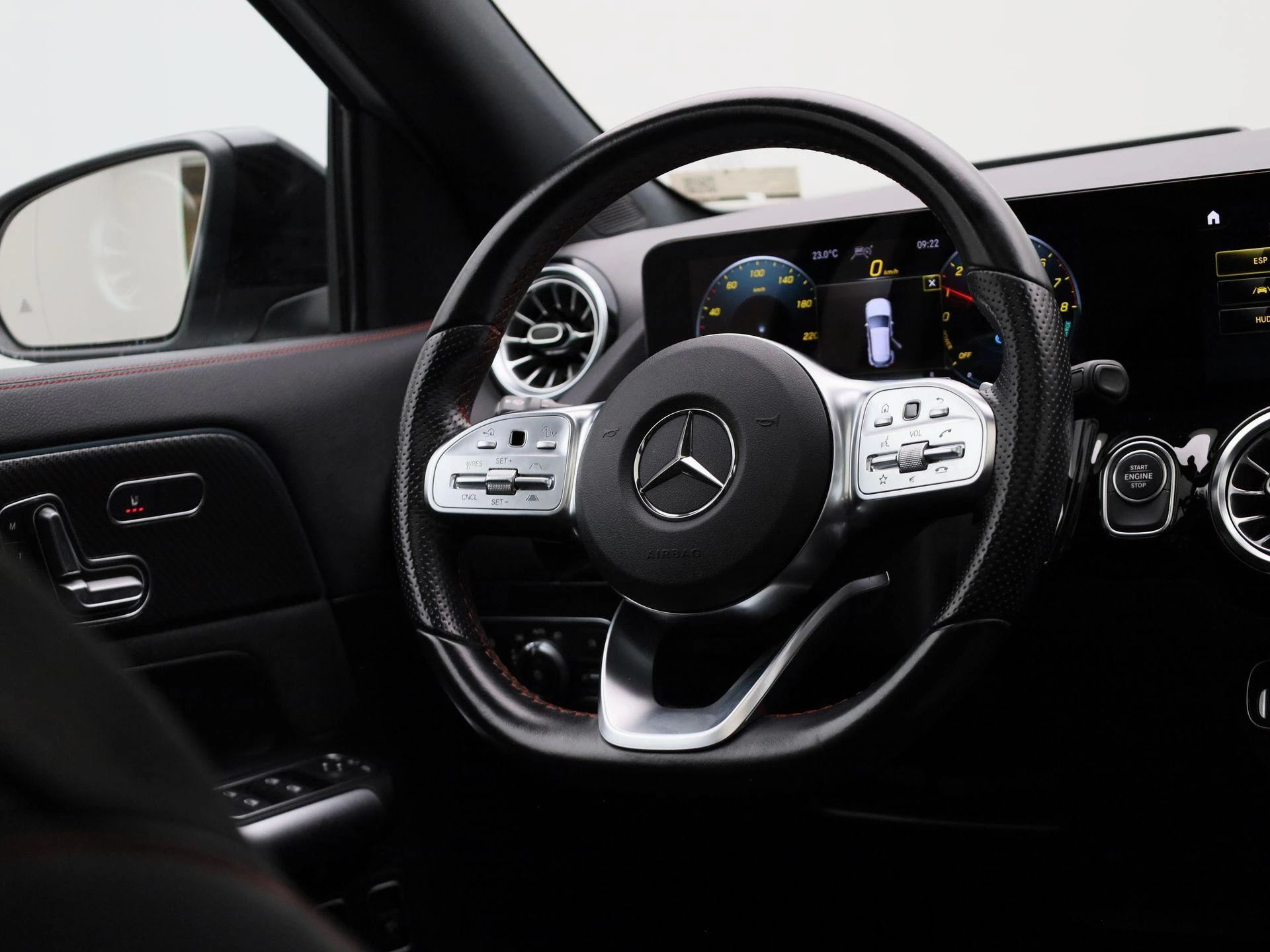 Mercedes-Benz-GLA-image-40