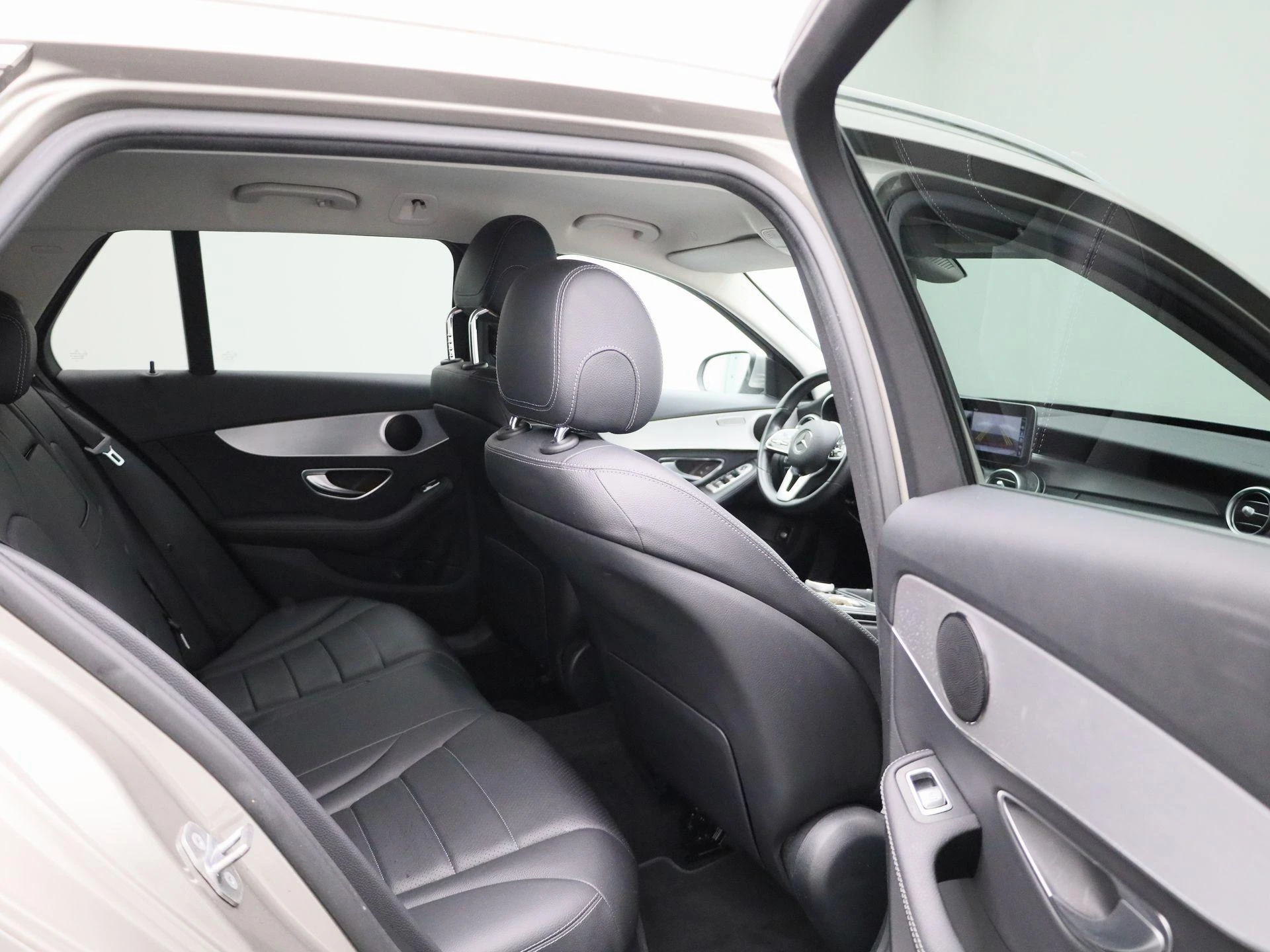 Mercedes-Benz-C-Klasse-image-36