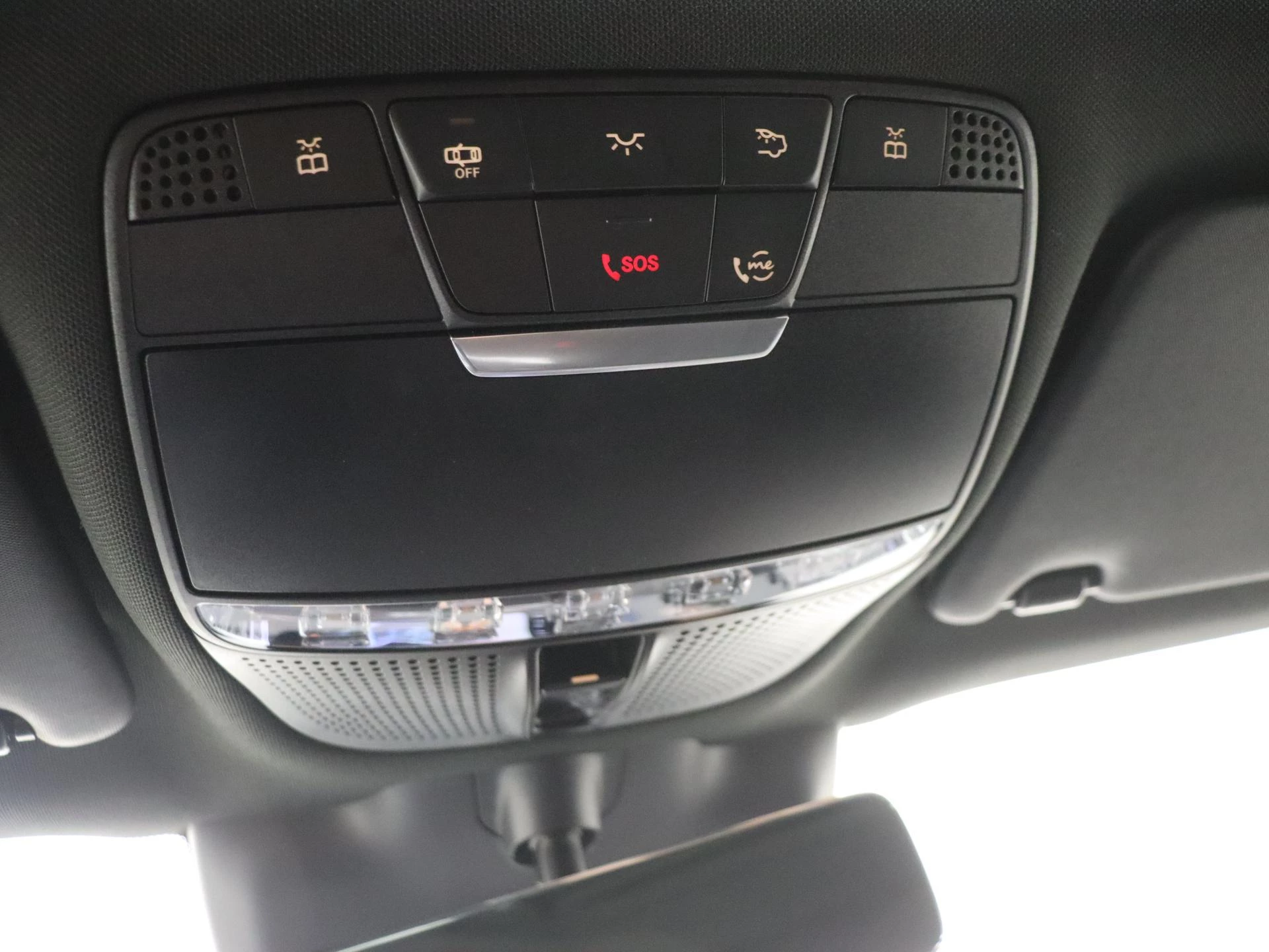 Mercedes-Benz-EQC-image-22