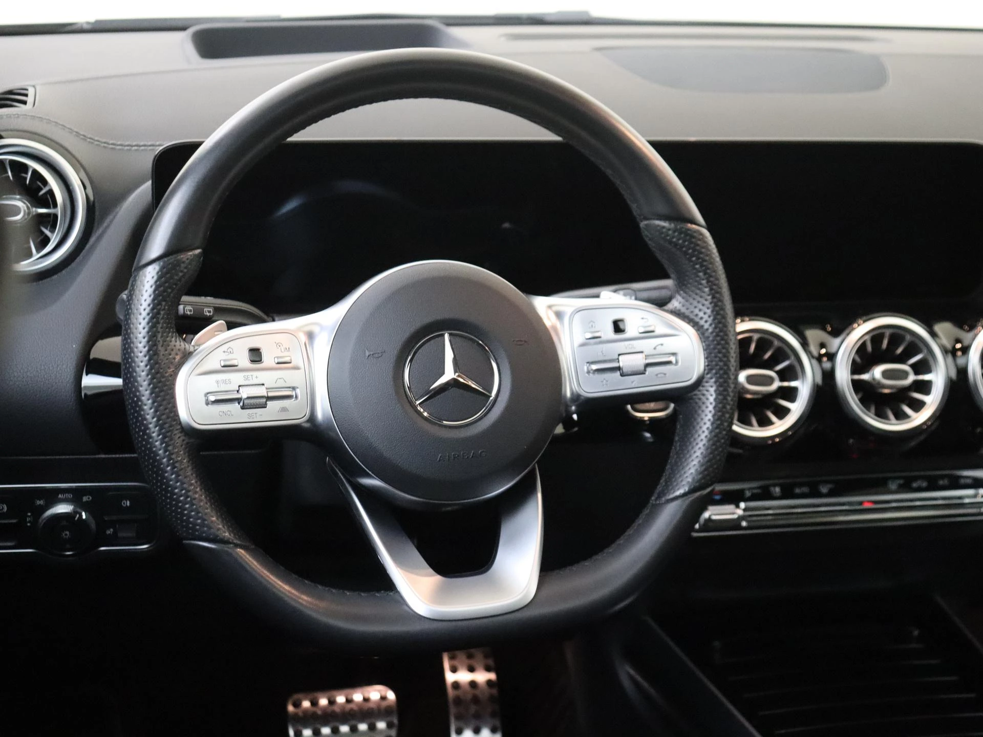 Mercedes-Benz-GLA-image-9