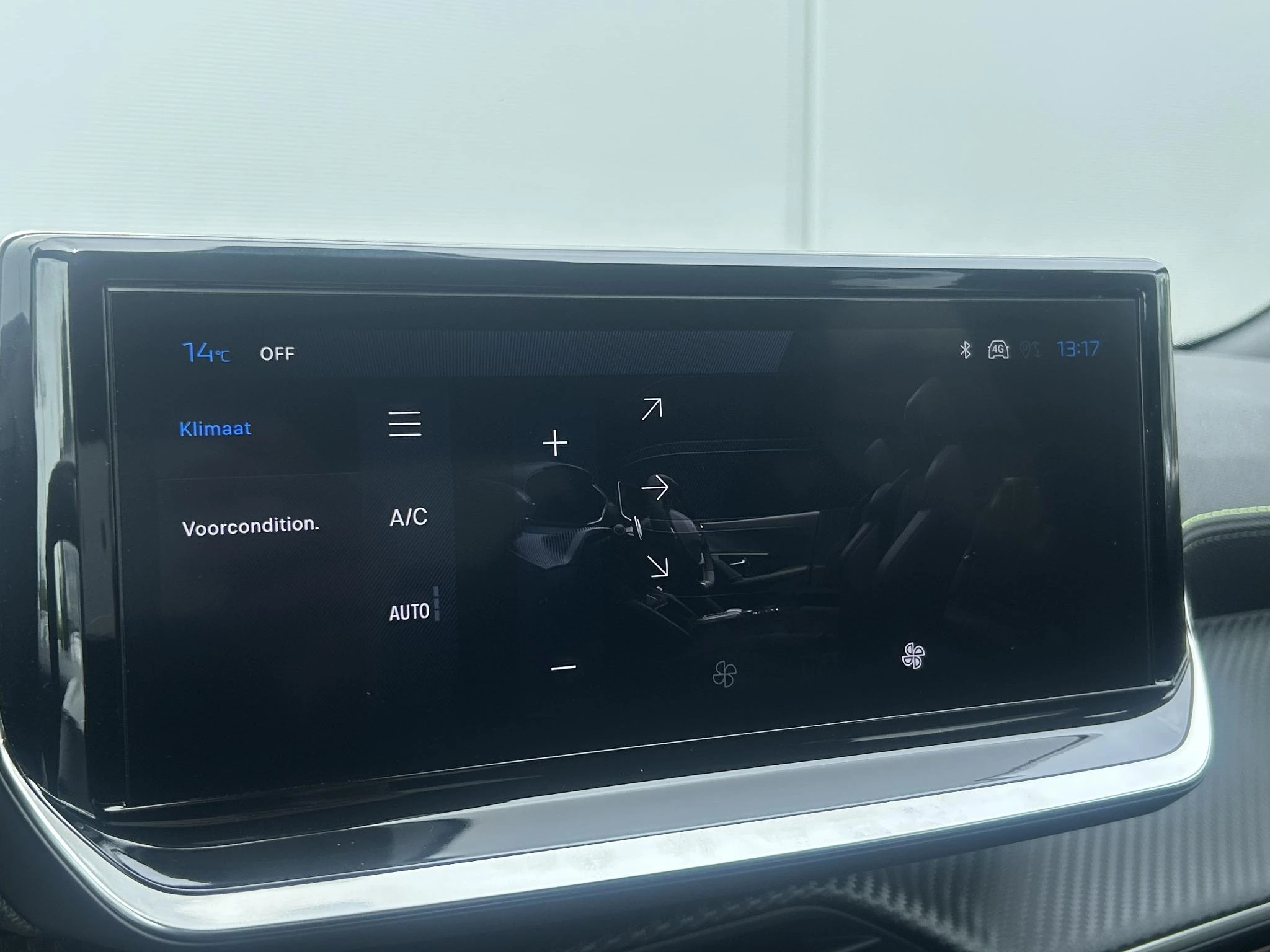 Peugeot-e-2008-image-12