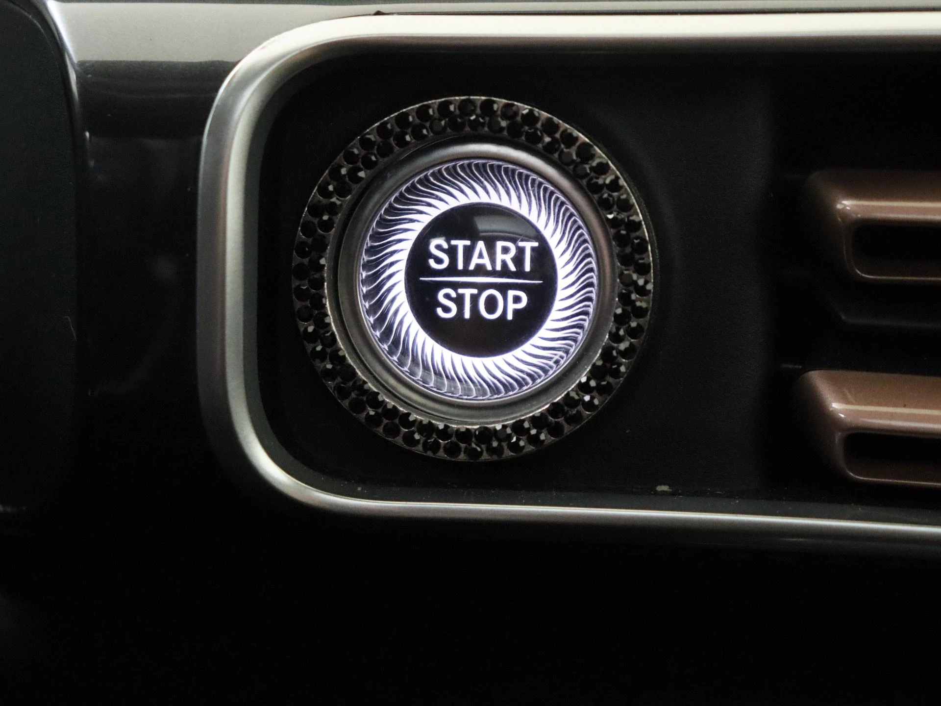 Mercedes-Benz-EQC-image-21