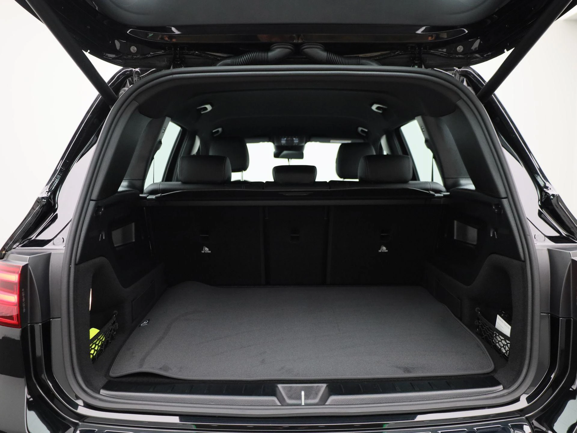Mercedes-Benz-GLB-image-13