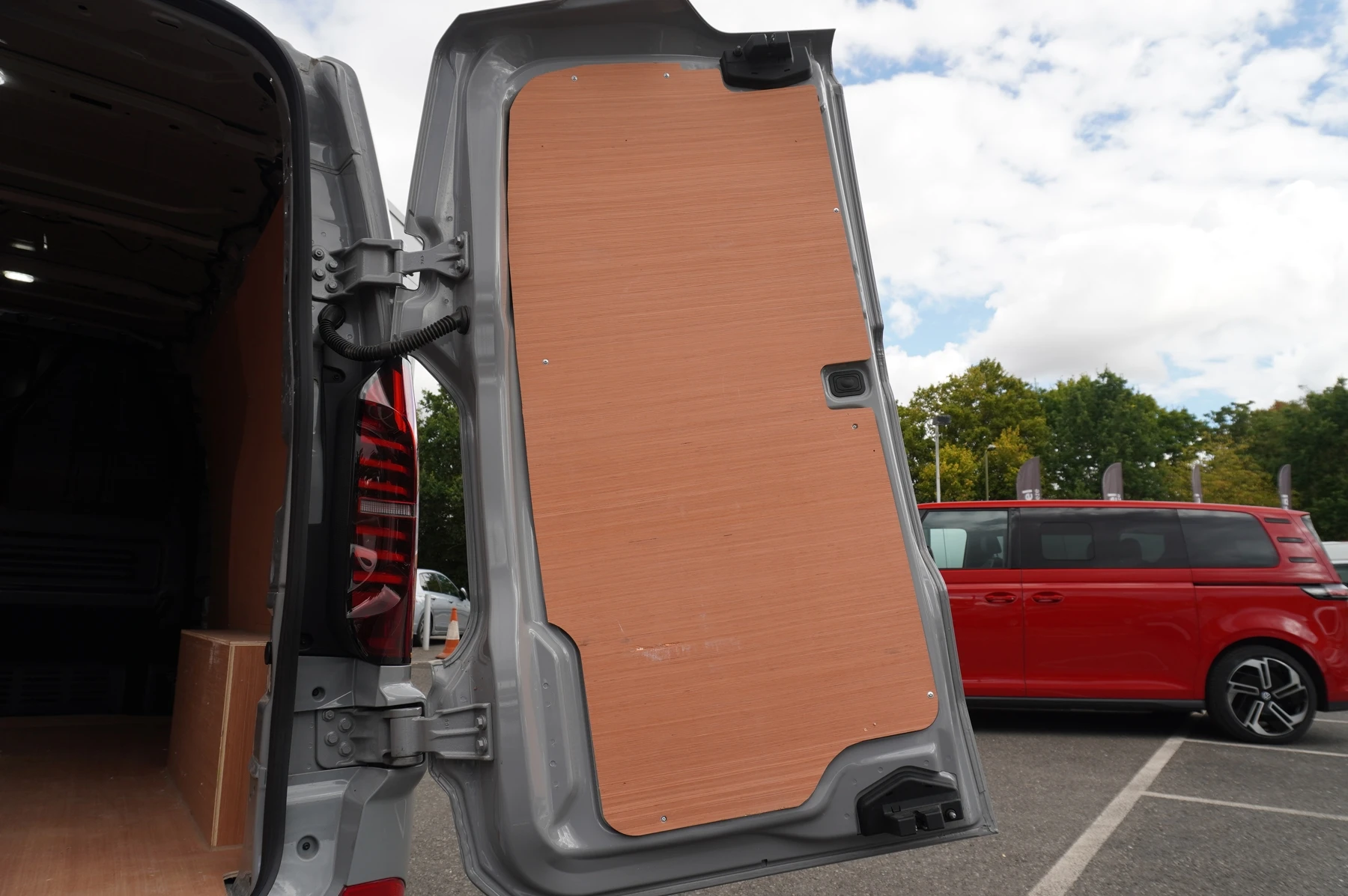 Volkswagen-Transporter-image-18